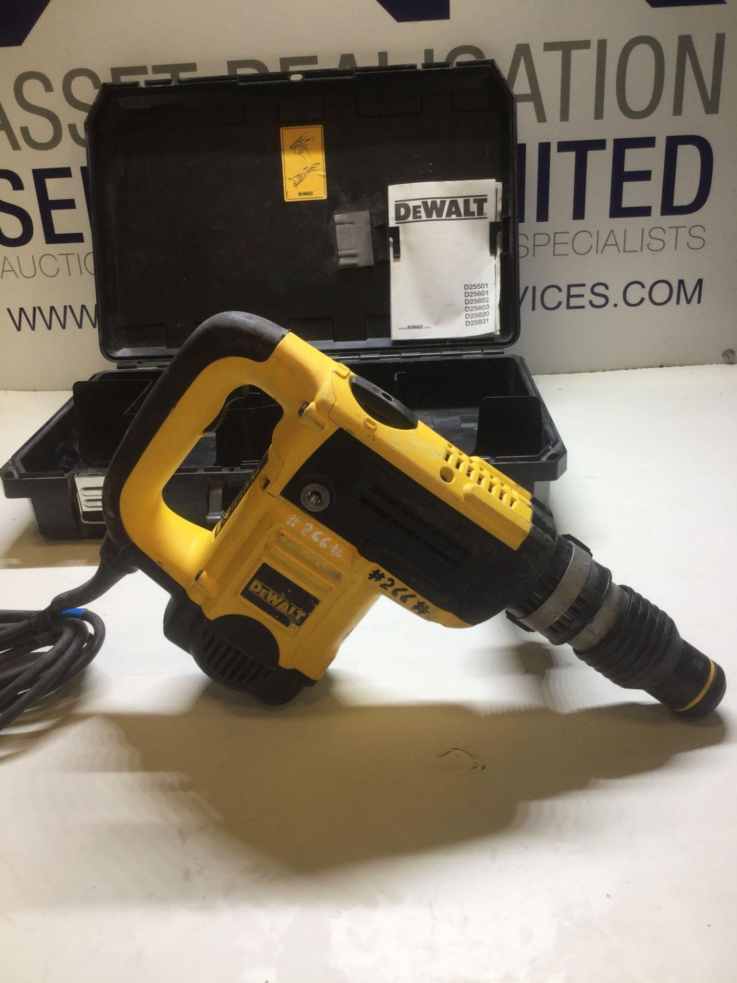 Dewalt D25820 -LX 1150w Demo SDS Hamer Drill 110v in Carry Case - Image 3 of 5