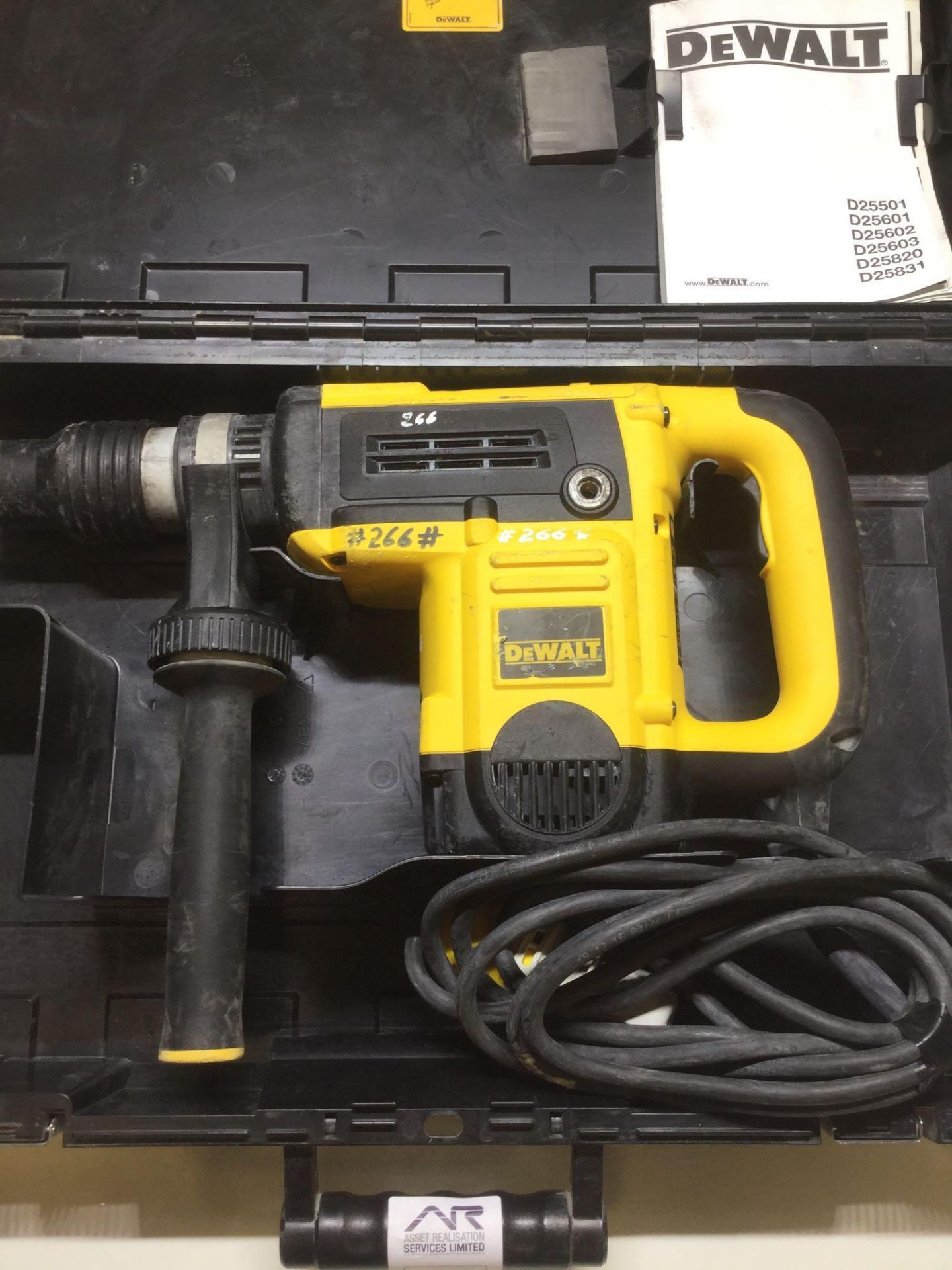 Dewalt D25820 -LX 1150w Demo SDS Hamer Drill 110v in Carry Case - Image 2 of 5