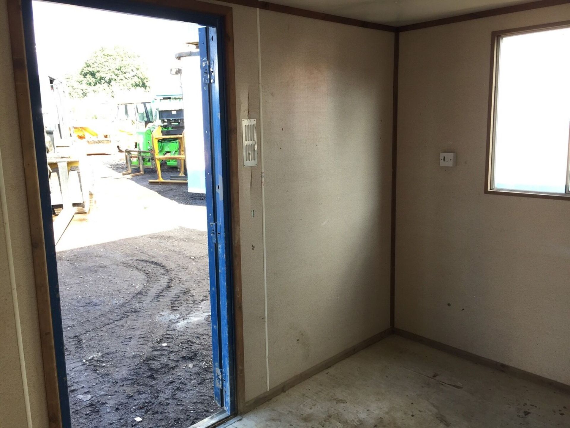 Anti Vandal Steel Portable Office / Storage Container. 20ft x 8ft - Image 8 of 11