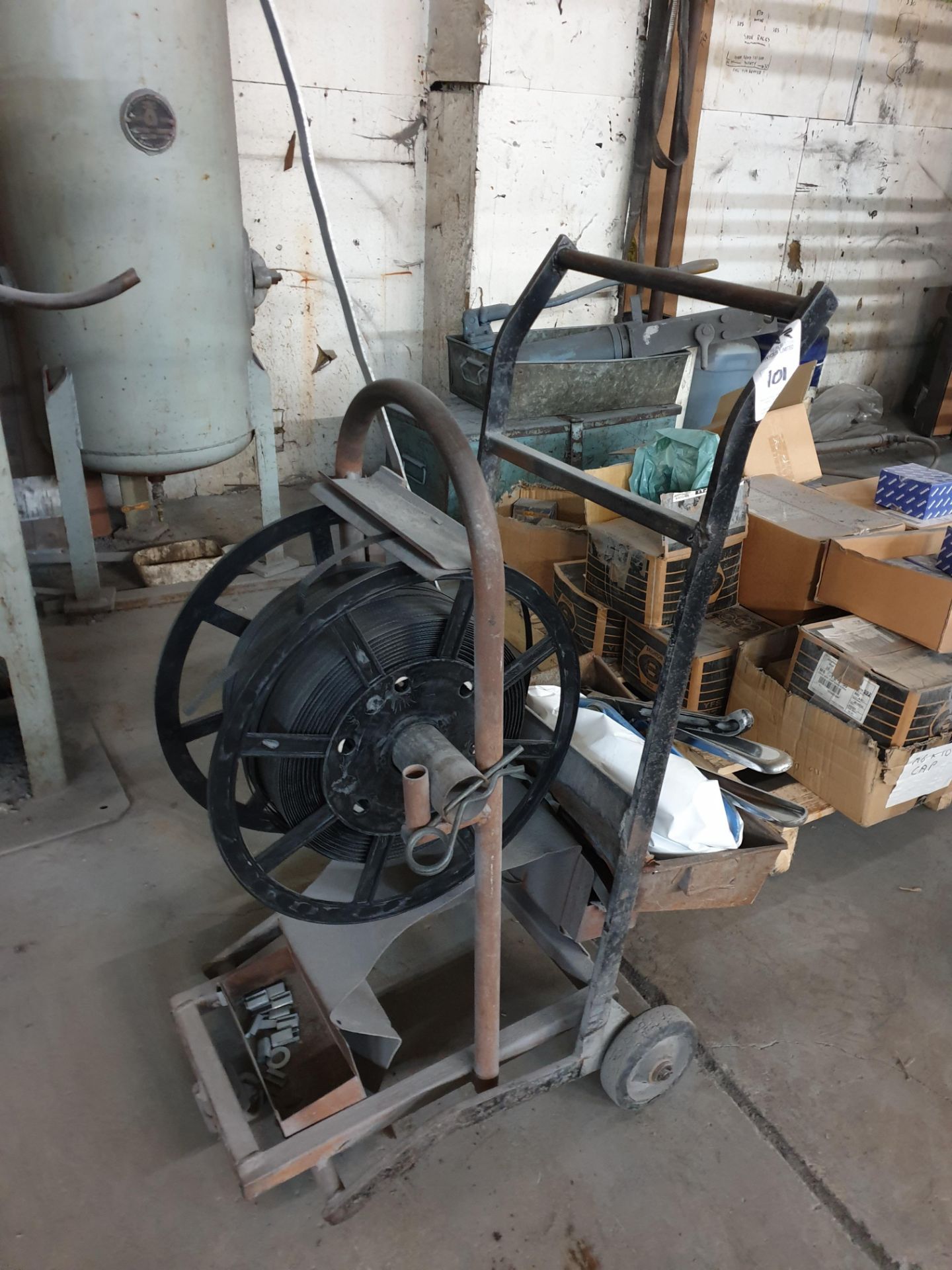 Banding machine with band and clips