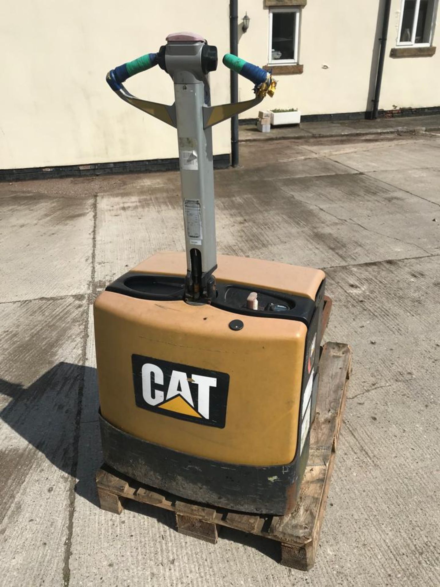 Cat Pedestrian Forklift 2009 - Image 4 of 4