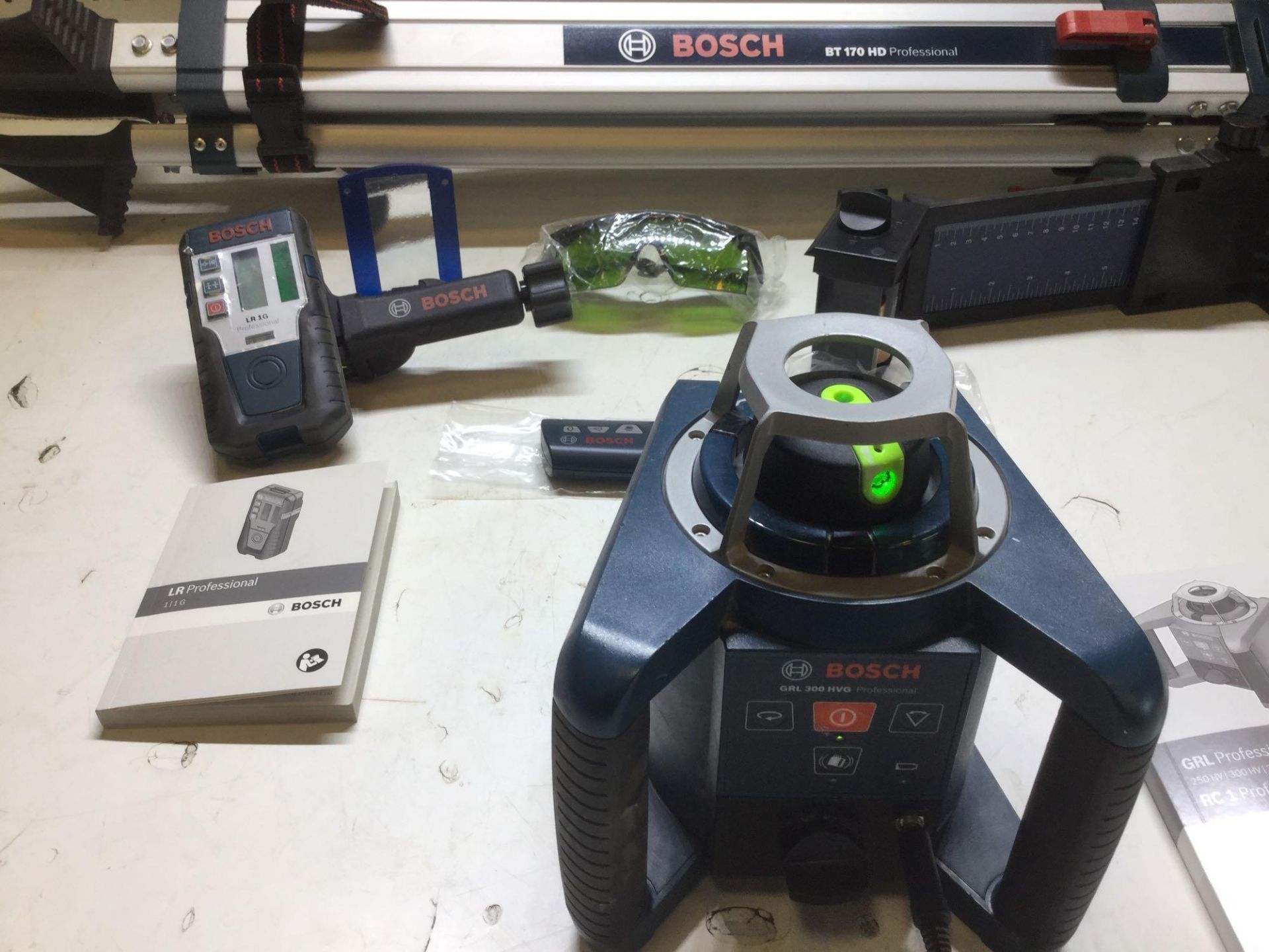 Bosch GRL 300 HVG Rotary Self Levelling Laser Kit with LR 1G Receiver & New Bosch BT170 HD Tripod - Image 3 of 7