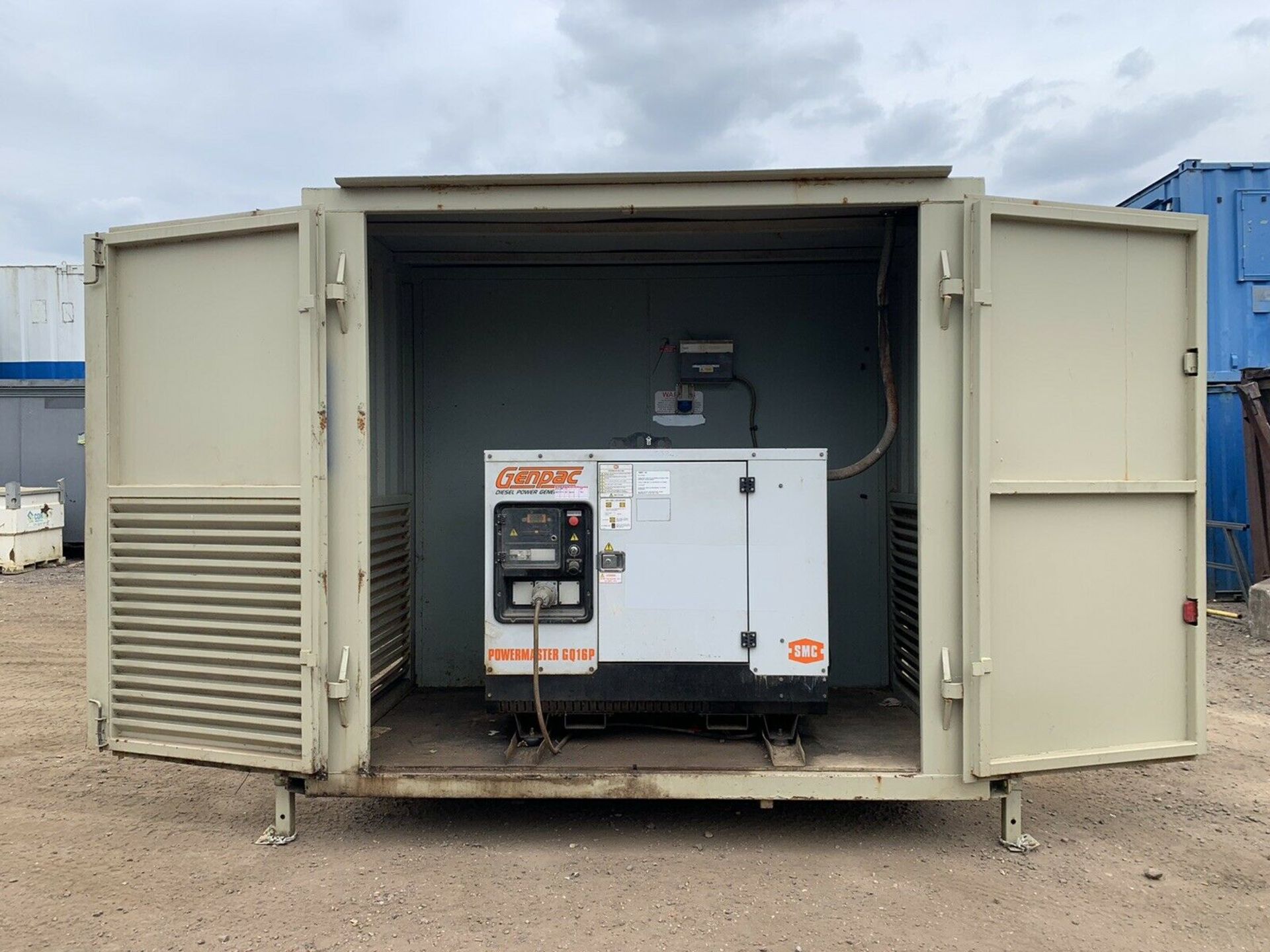 Anti Vandal Steel Welfare Unit Complete With Generator. 24ft x 9ft on Jack legs - Image 2 of 11