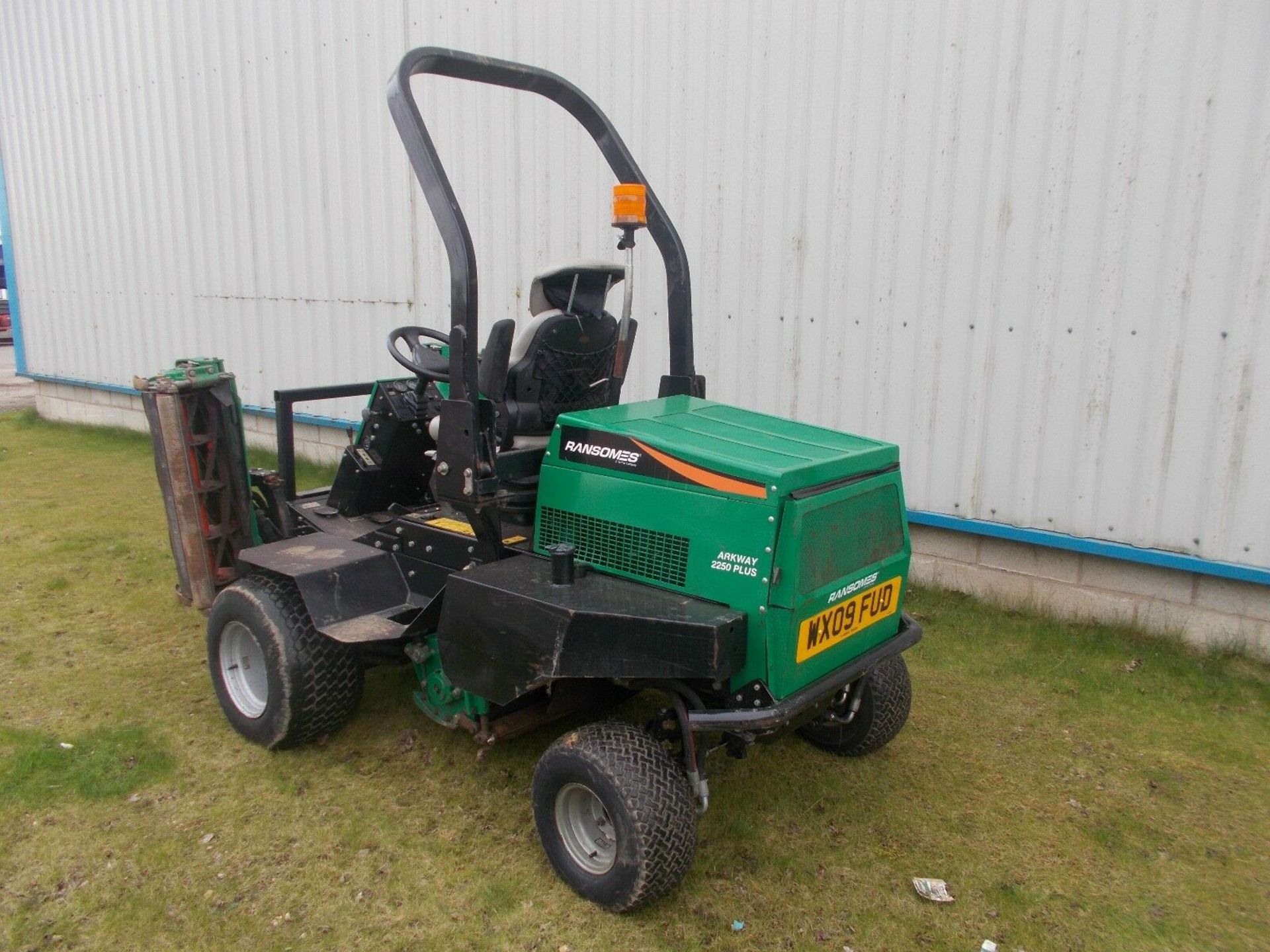 2009 Ransomes 2250 Parkway Plus Ride on Mower - Image 8 of 10