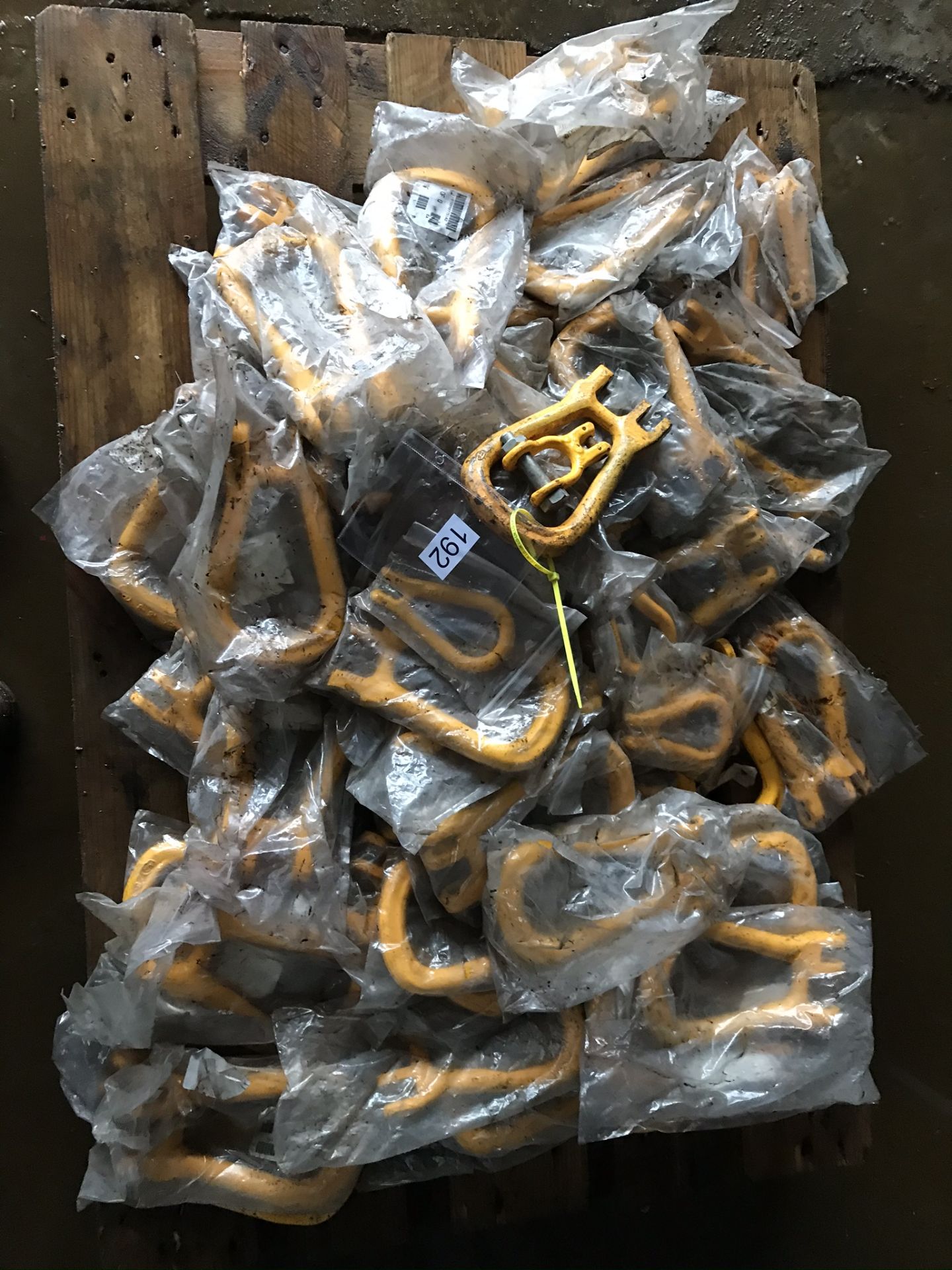 pallet of reevable egg links for chains