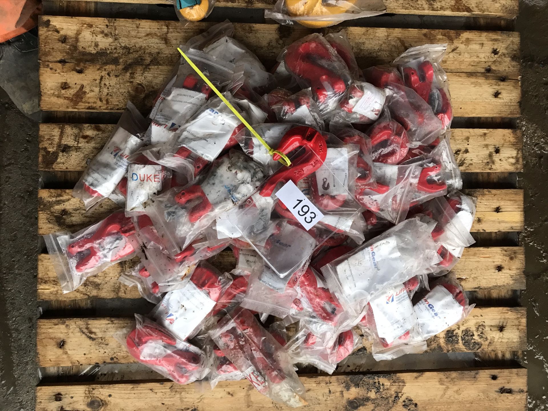 1/2 pallet of chain shortners / grab hooks