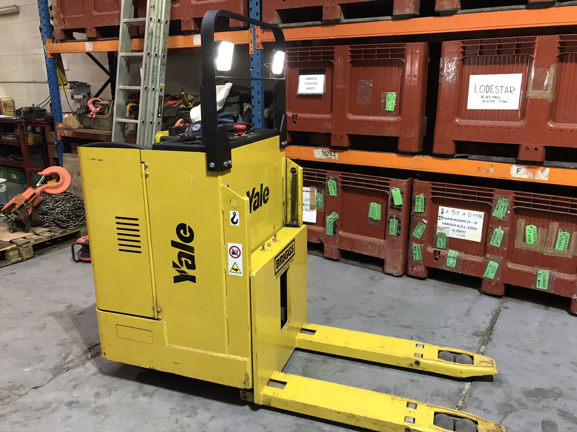 Yale Ride On Electric Pallet Truck c.w Charger 2 tonne MP20 5 hours