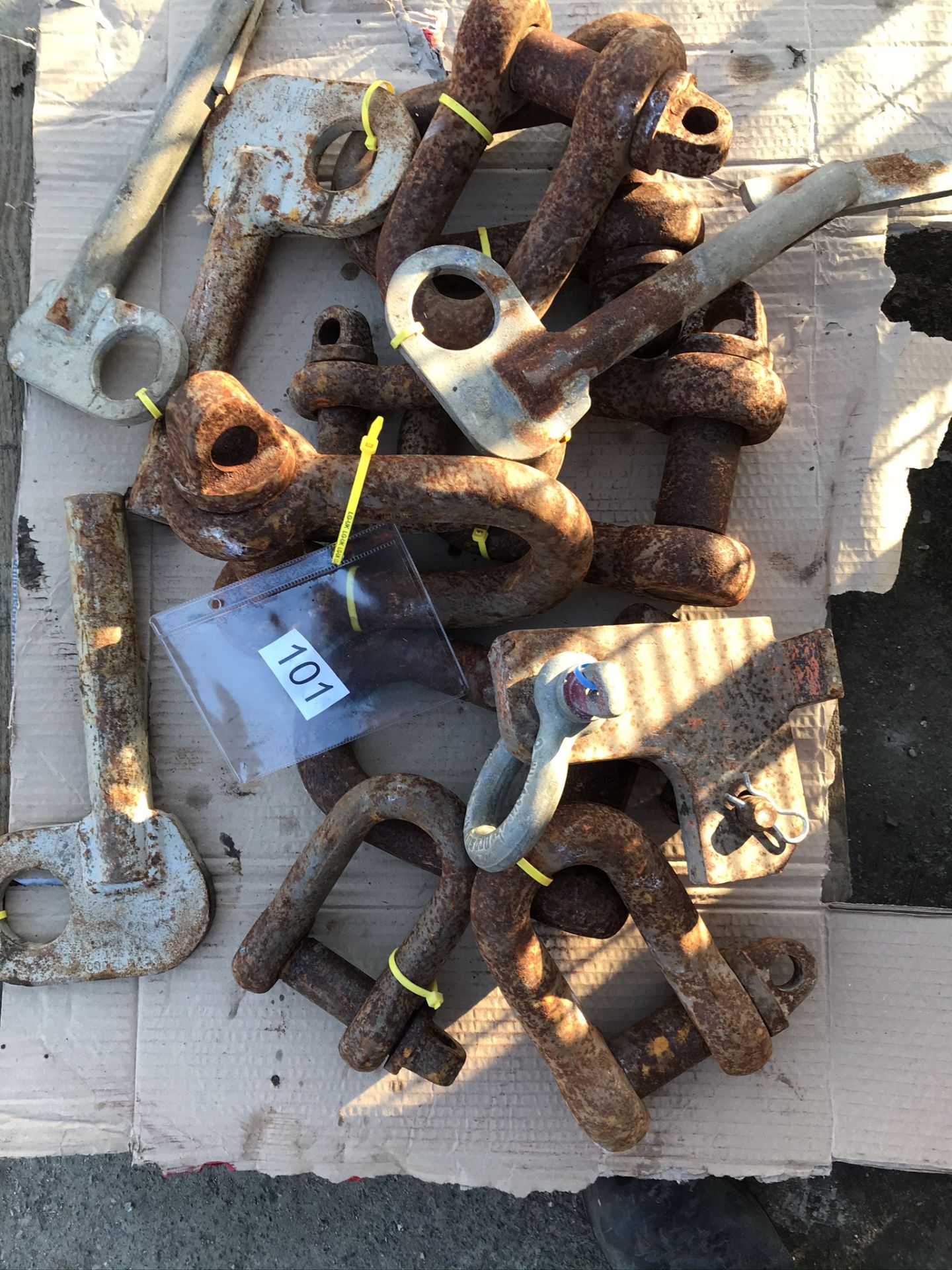 4 x Manhole Pins & 8 x 8T Dee Shackles