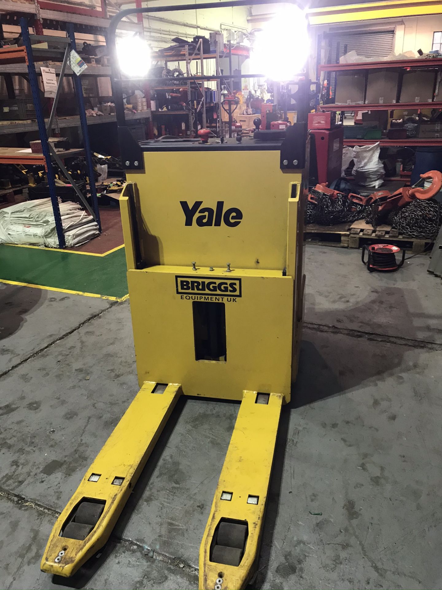 Yale Ride On Electric Pallet Truck c.w Charger 2 tonne MP20 5 hours - Image 2 of 3