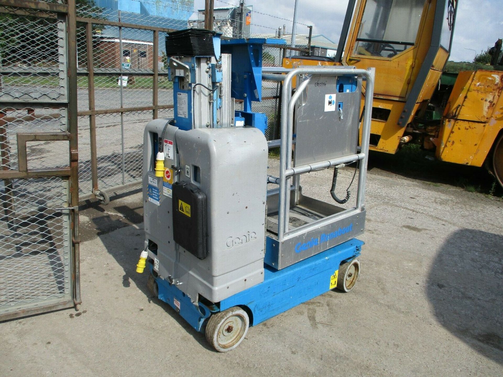 Genie GR12 Cherry Picker 2005 - Image 2 of 9