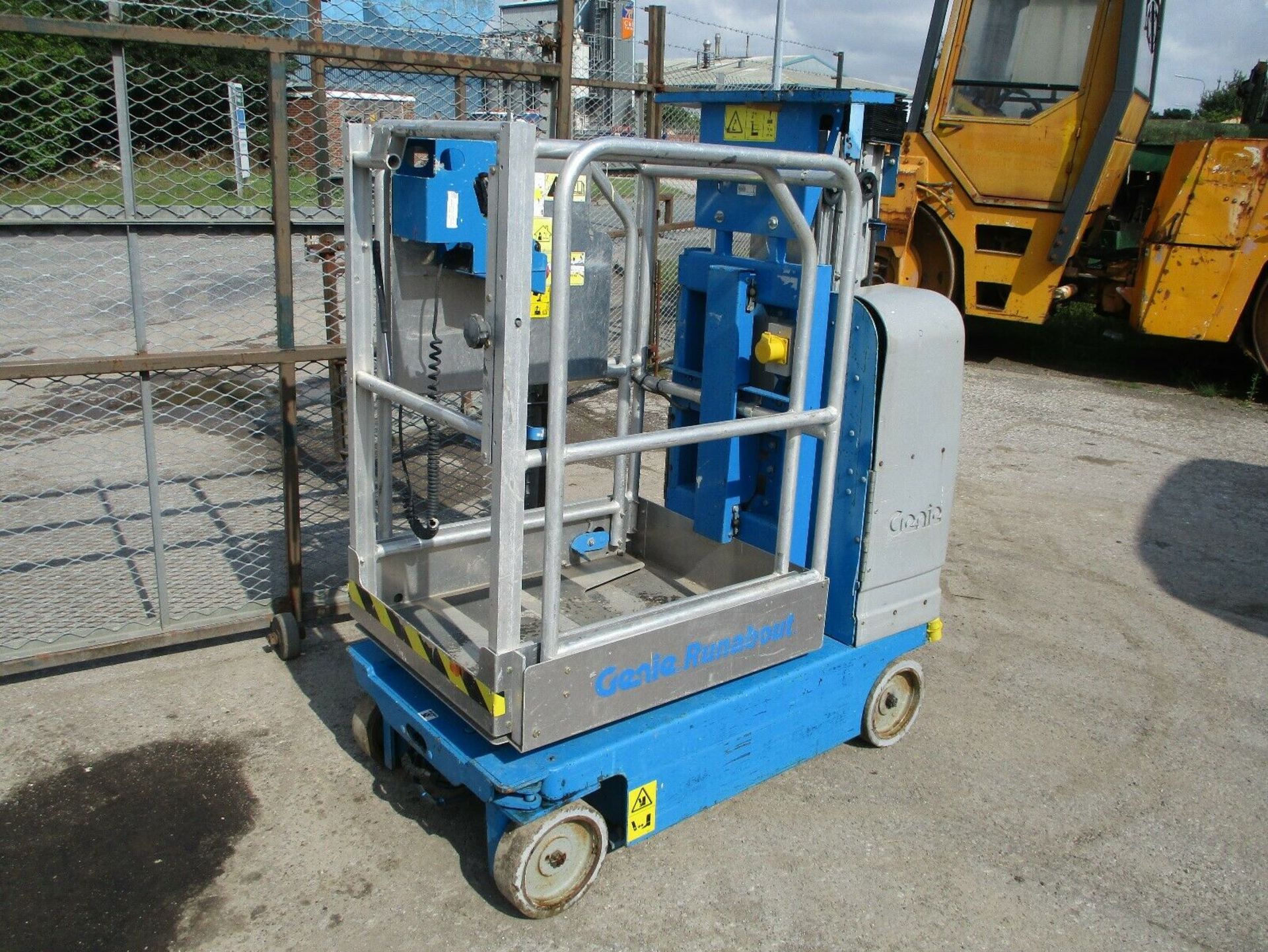 Genie GR12 Cherry Picker 2005 - Image 3 of 9