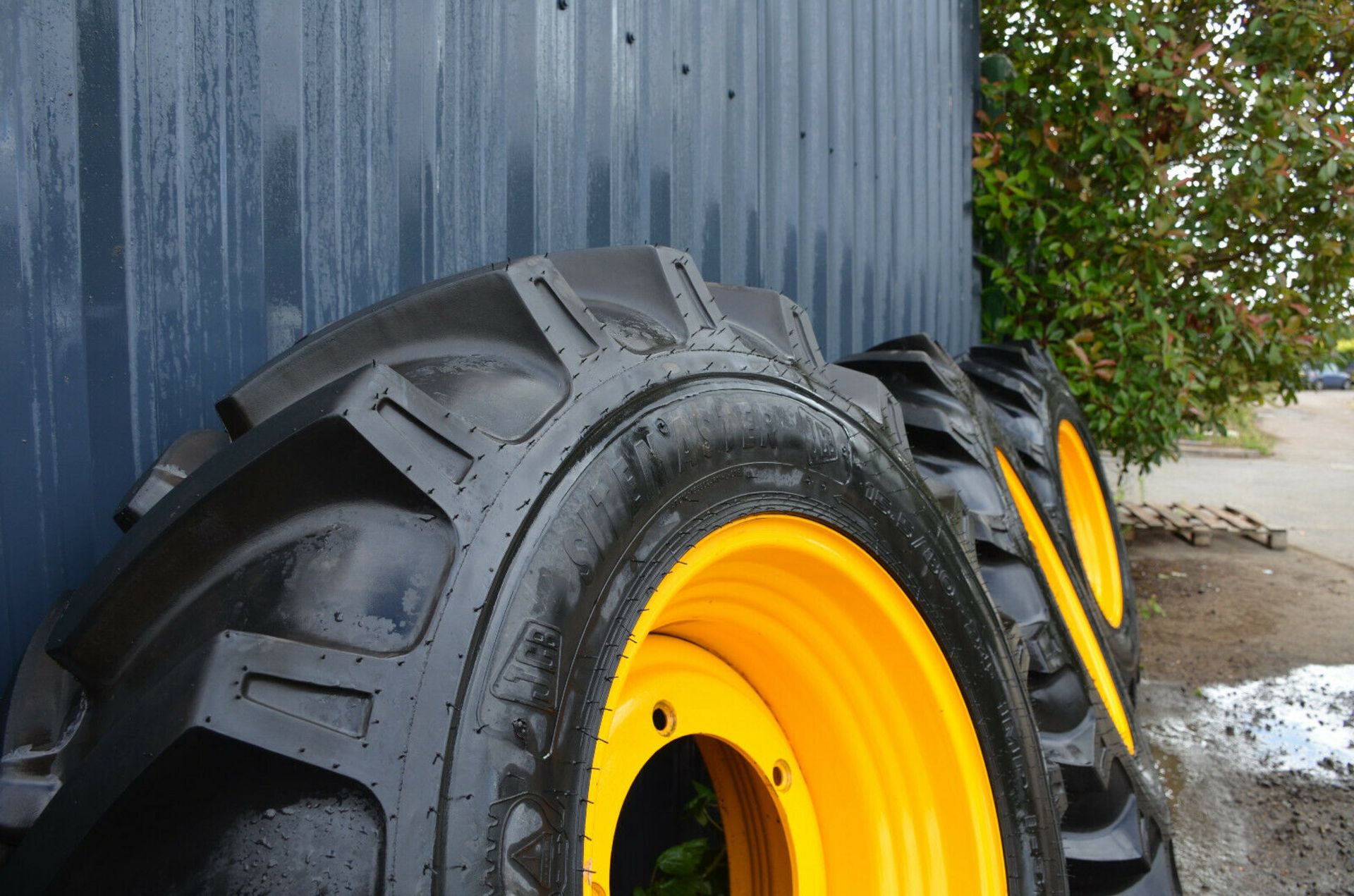 4 x JCB Sitemaster 15.5/80-24 Wheel and Tyres - Image 5 of 9