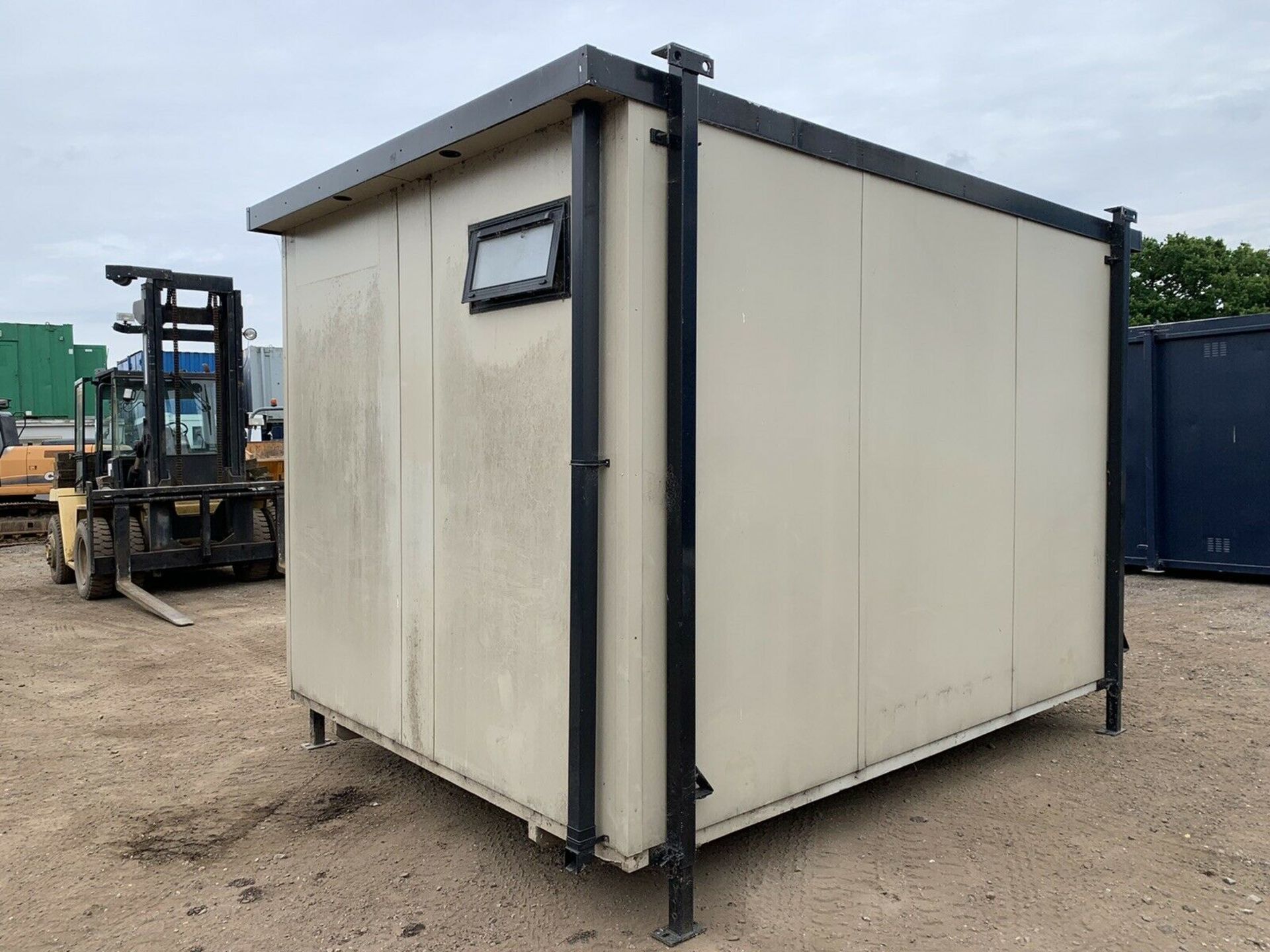 Portable Toilet Block 12ft x 8ft - Image 4 of 11