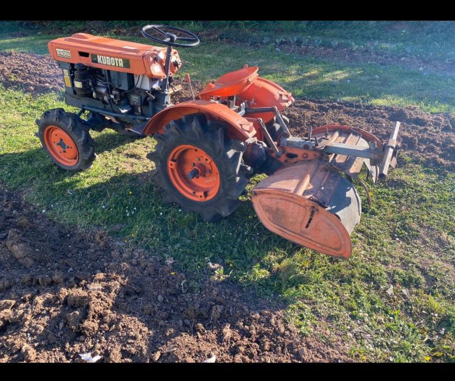 Kubota B600 Compact Tractor 4x4 - Image 2 of 3