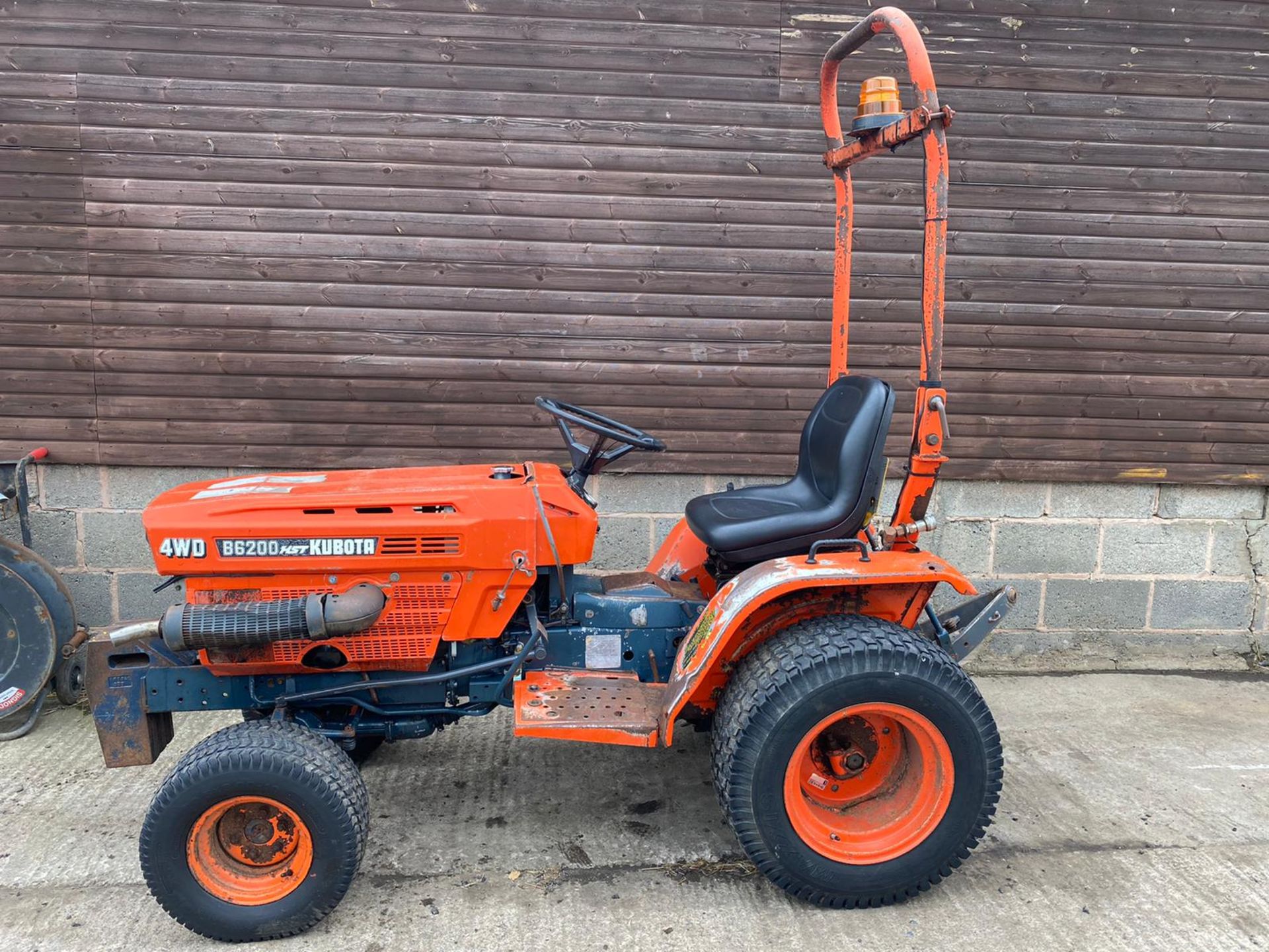 Kubota B6200 4WD Compact Tractor - Image 2 of 9