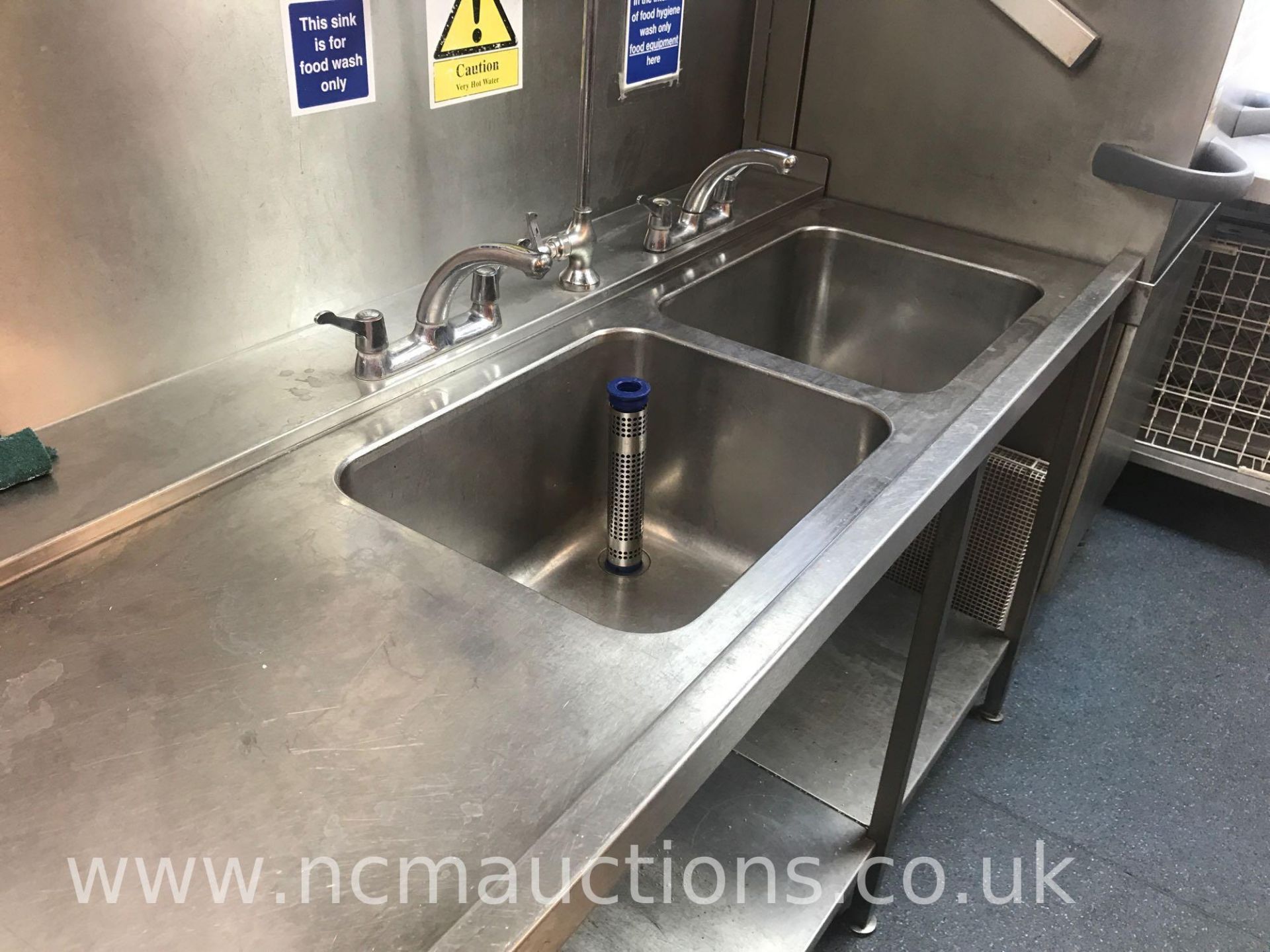 Large Double Dishwashing Sink with Spray Tap - Image 2 of 4