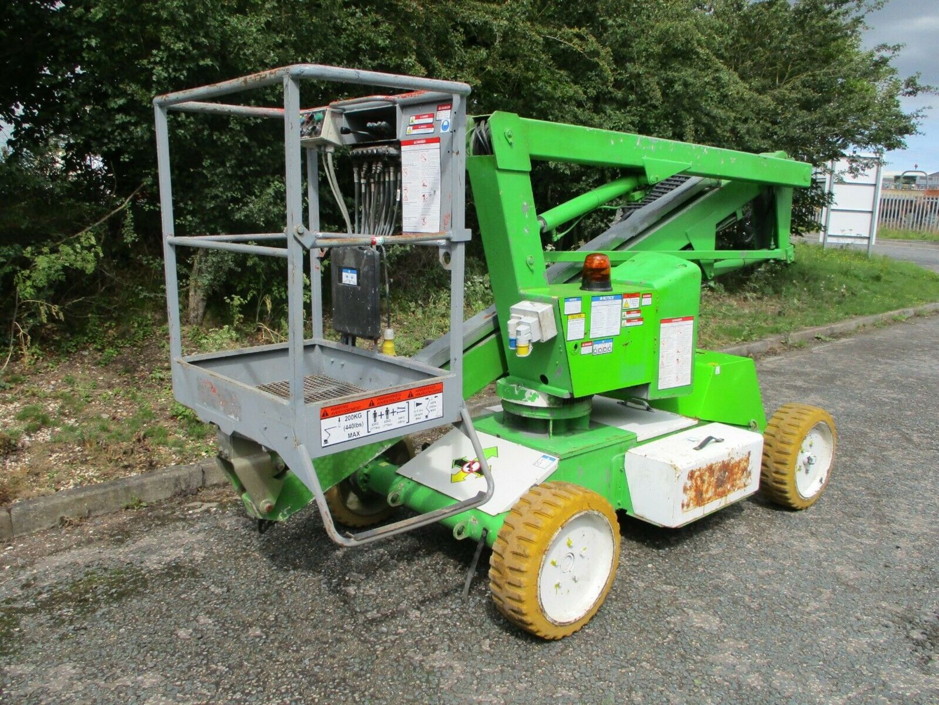 Nifty lift HR12 Self Propelled Access Platform 2007 - Image 4 of 12