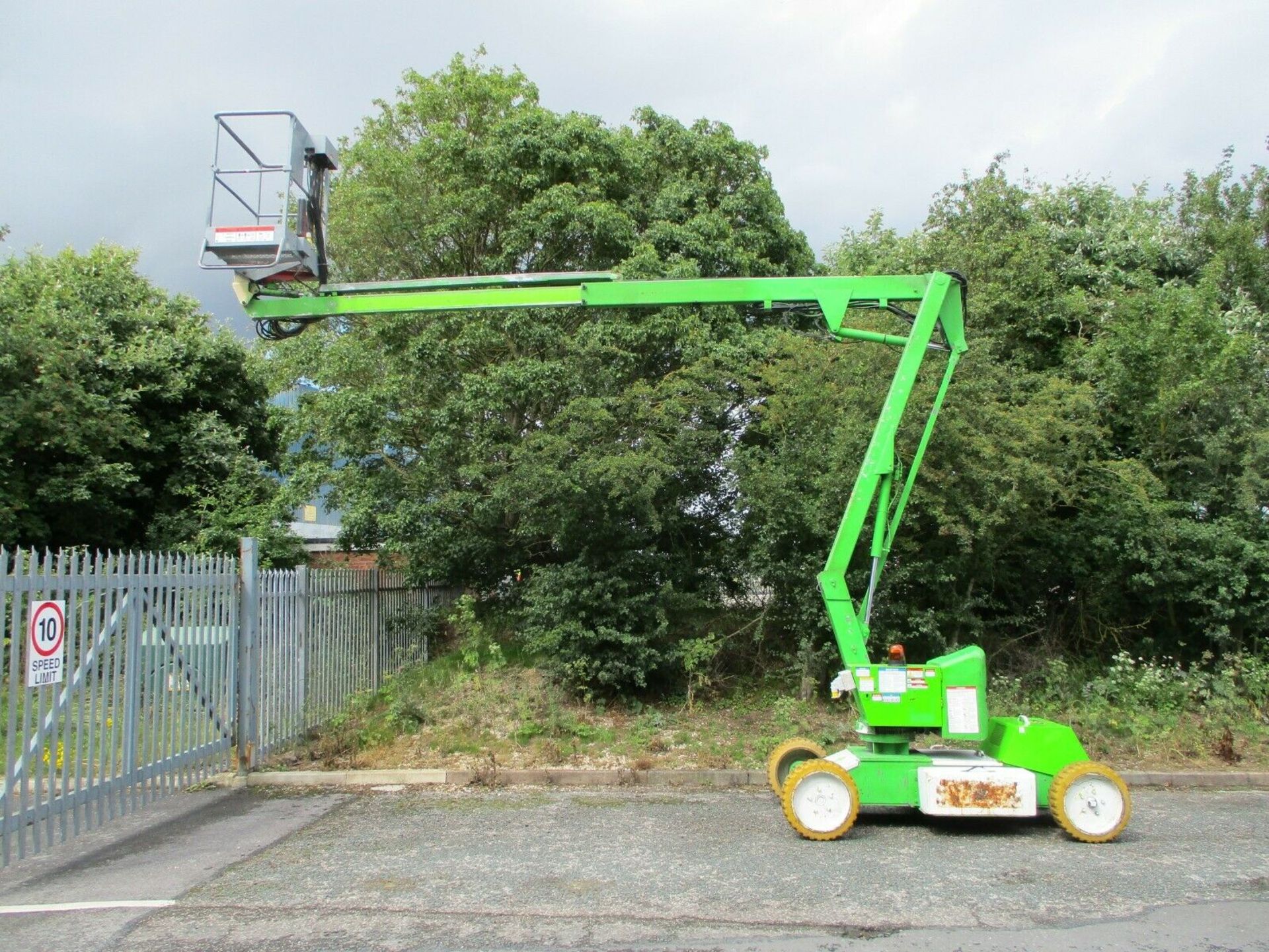 Nifty lift HR12 Self Propelled Access Platform 2007 - Image 2 of 12