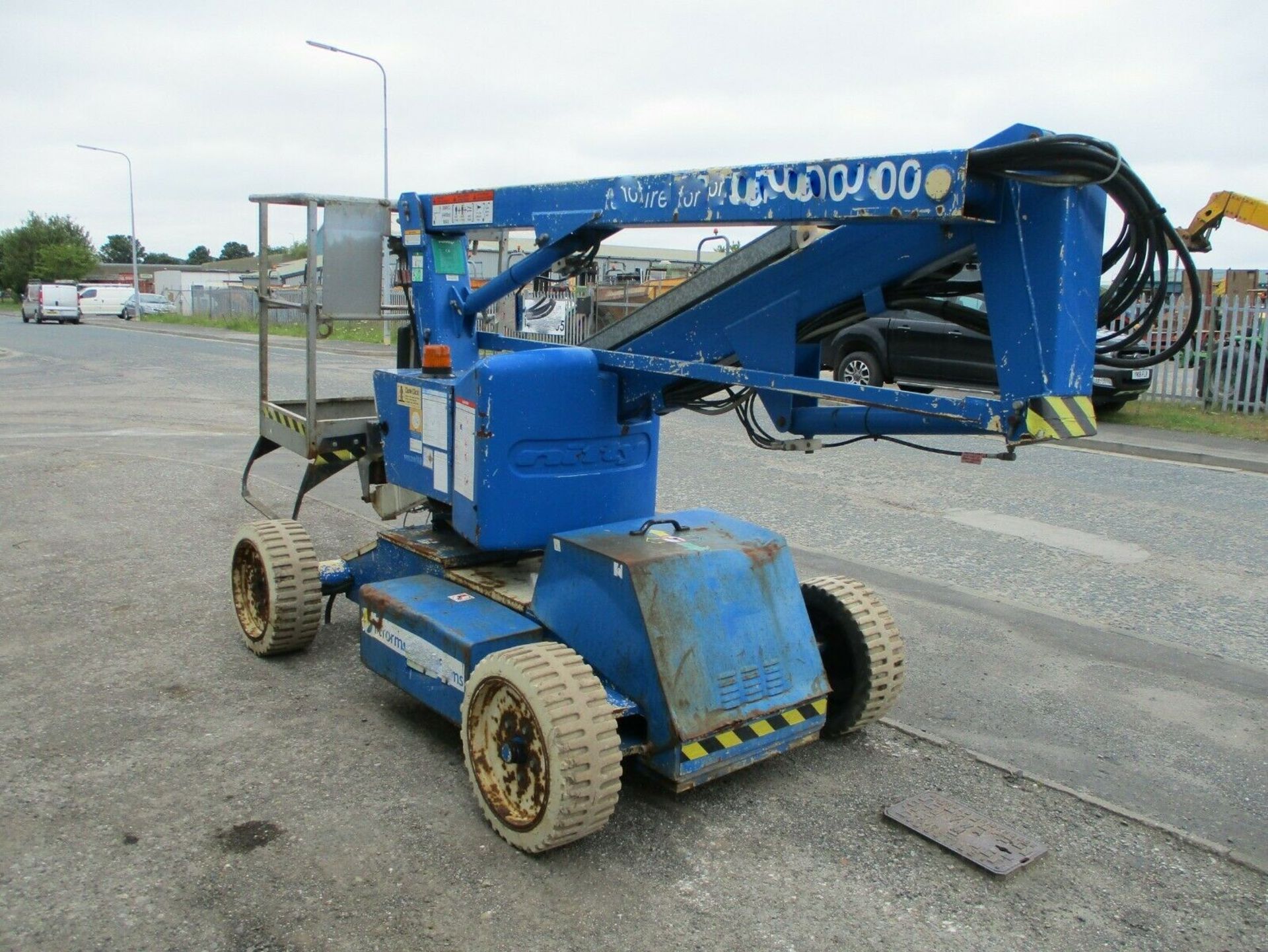 Nifty Lift HR12 Self Propelled Access Platform 2008 - Image 7 of 9