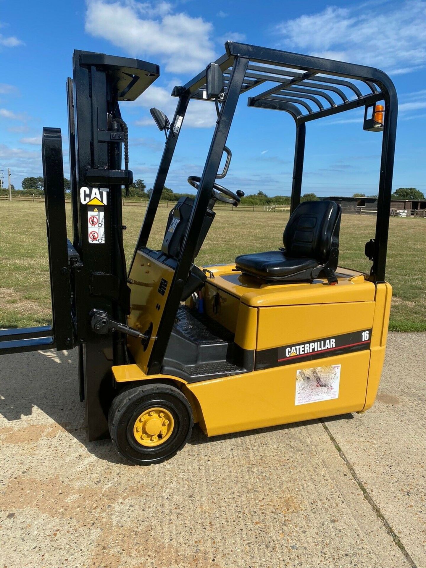 Cat Electric Forklift - Image 3 of 6