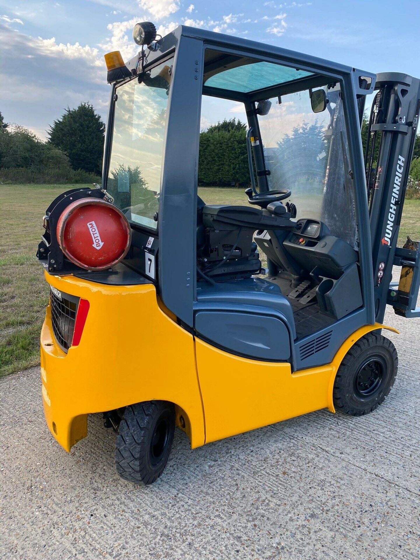 Jungheinrinch Gas Forklift - Image 3 of 5