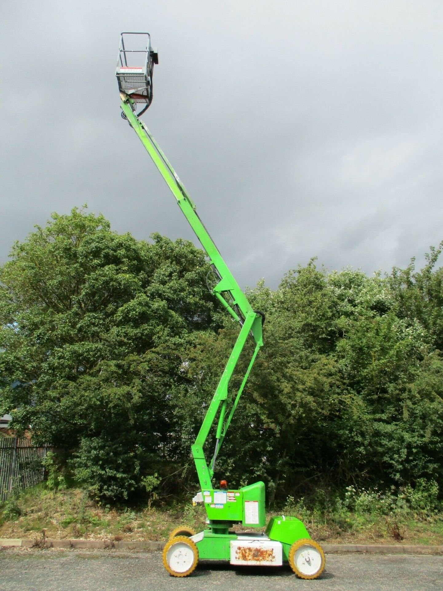 Nifty Lift HR12 Self Propelled Access Platform 2007 - Image 10 of 12