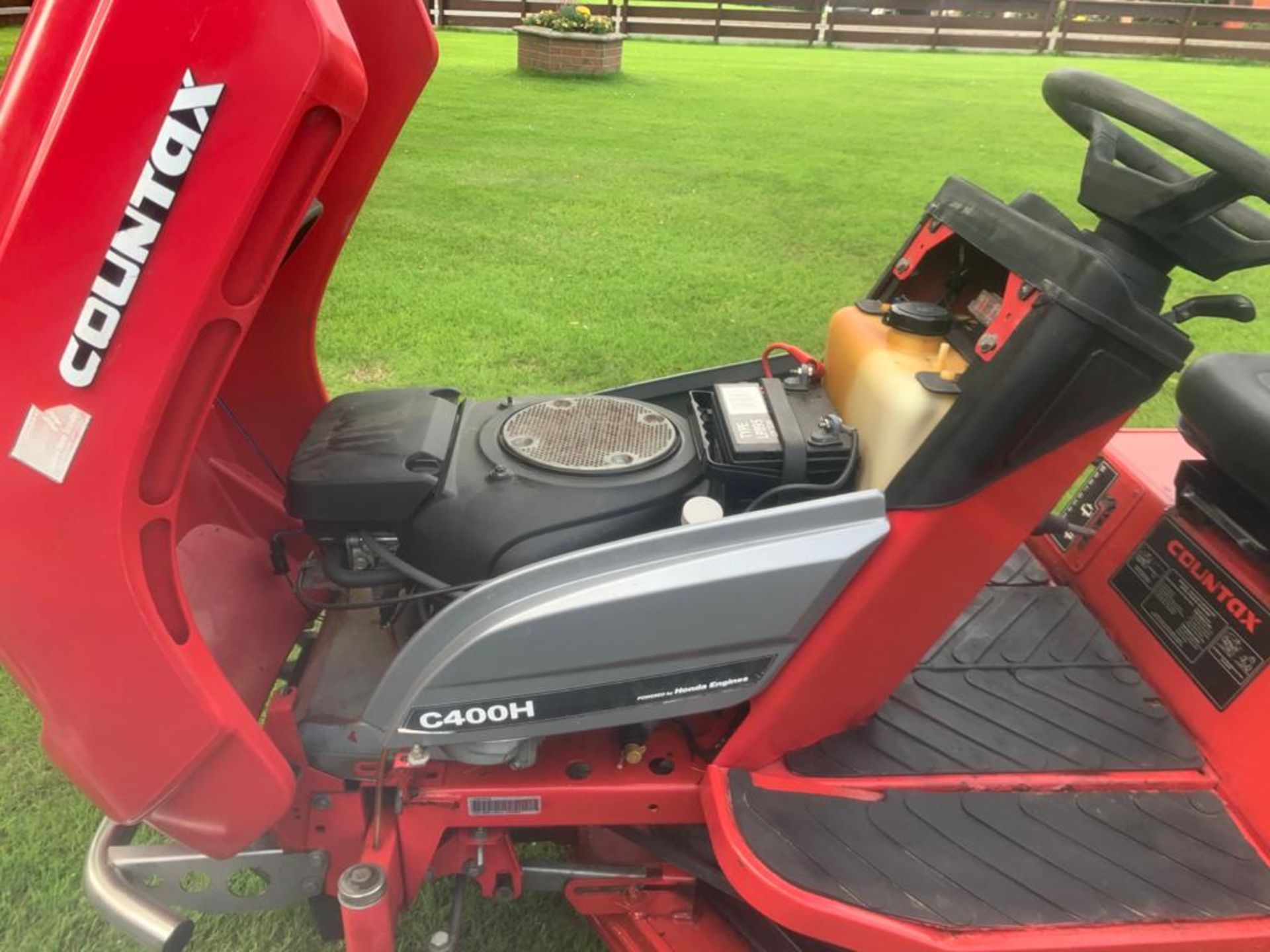 Countax C 400H Hydrostatic Ride On Mower - Image 4 of 4