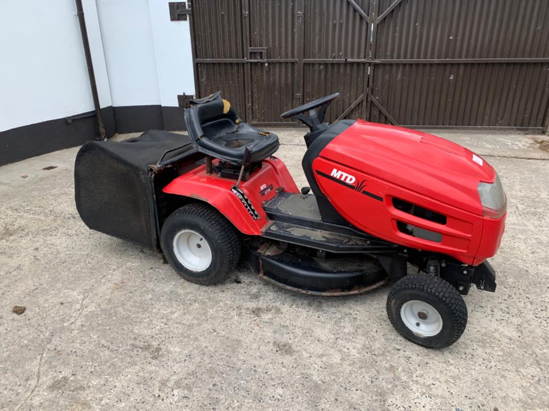 MTD Ride On Petrol Mower - Image 4 of 6