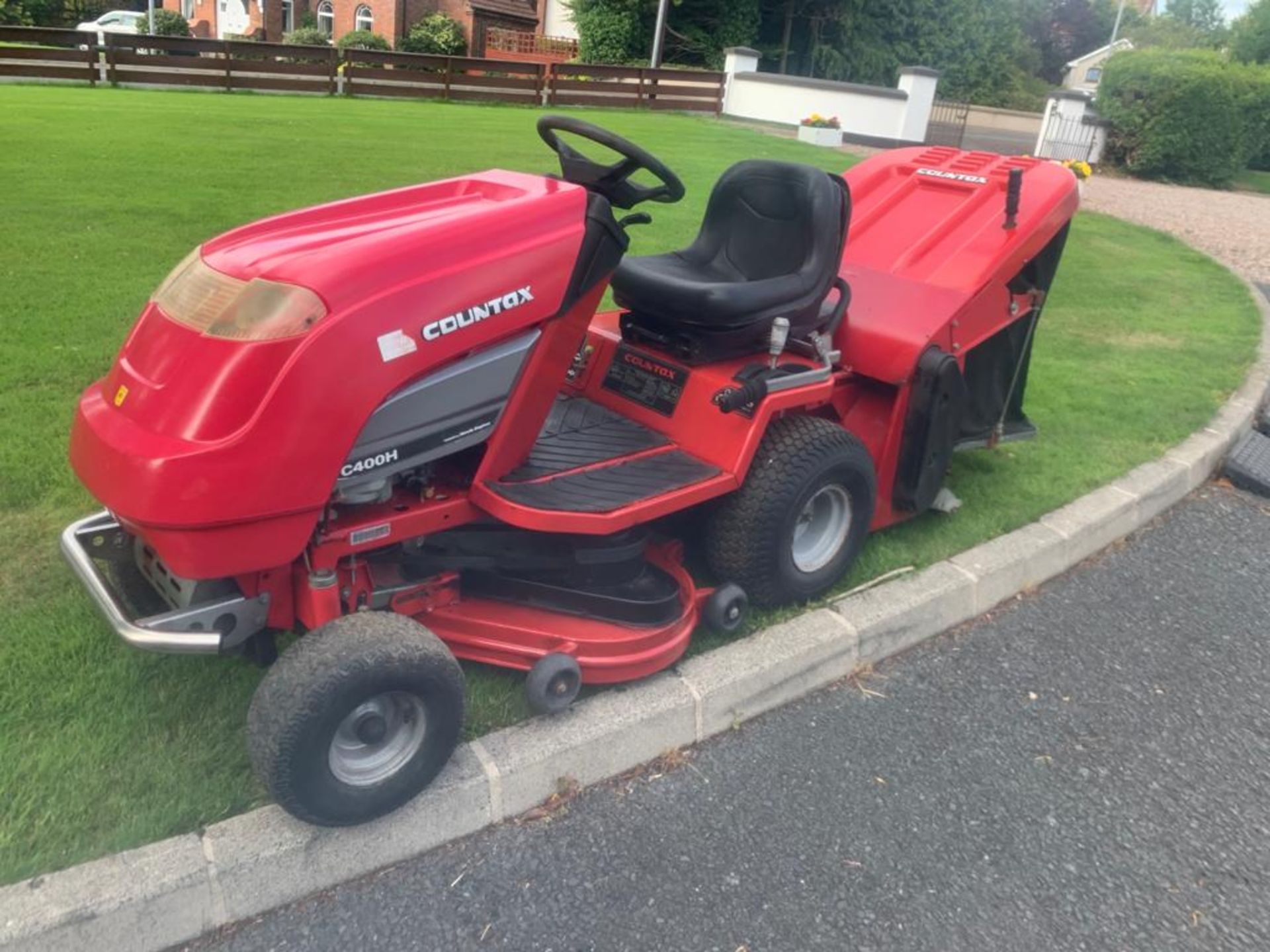 Countax C 400H Hydrostatic Ride On Mower - Image 3 of 4