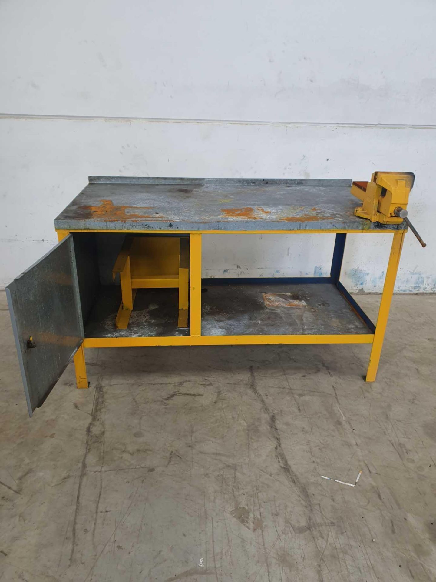 Steal Work bench with vice. H,84cm x l,150cm x w,76cm - Image 2 of 2