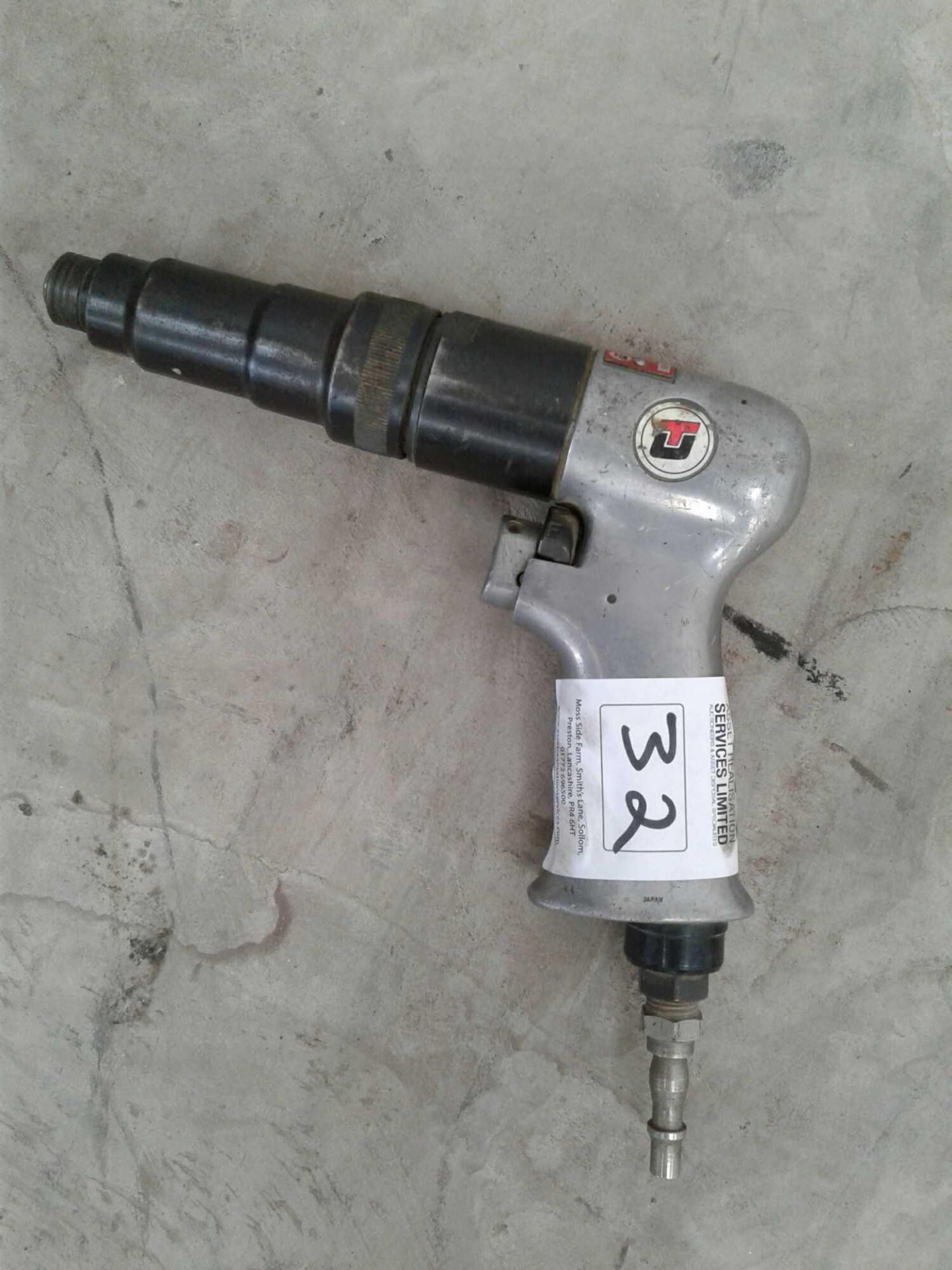 Pneumatic chisel