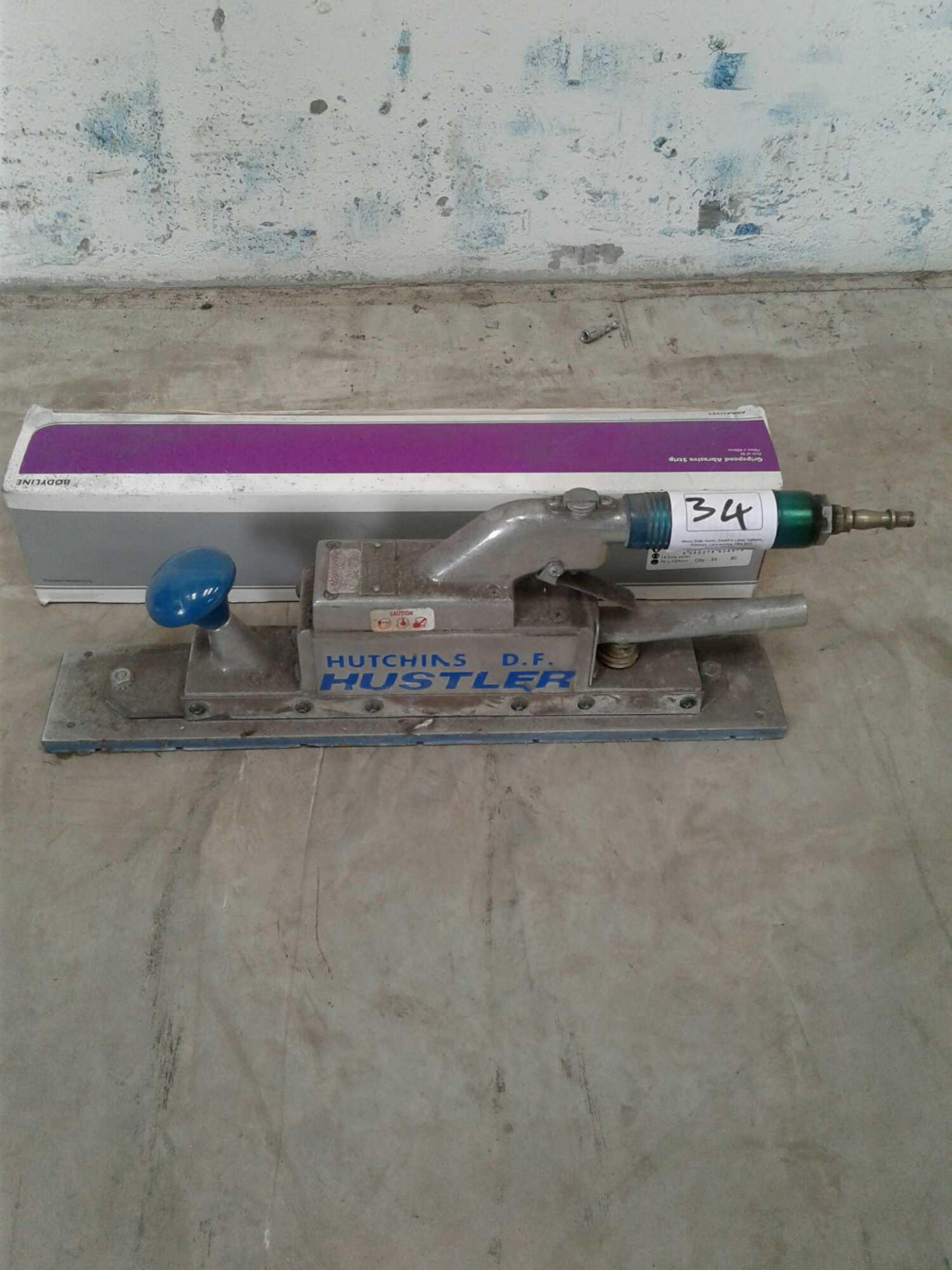 Pneumatic sander