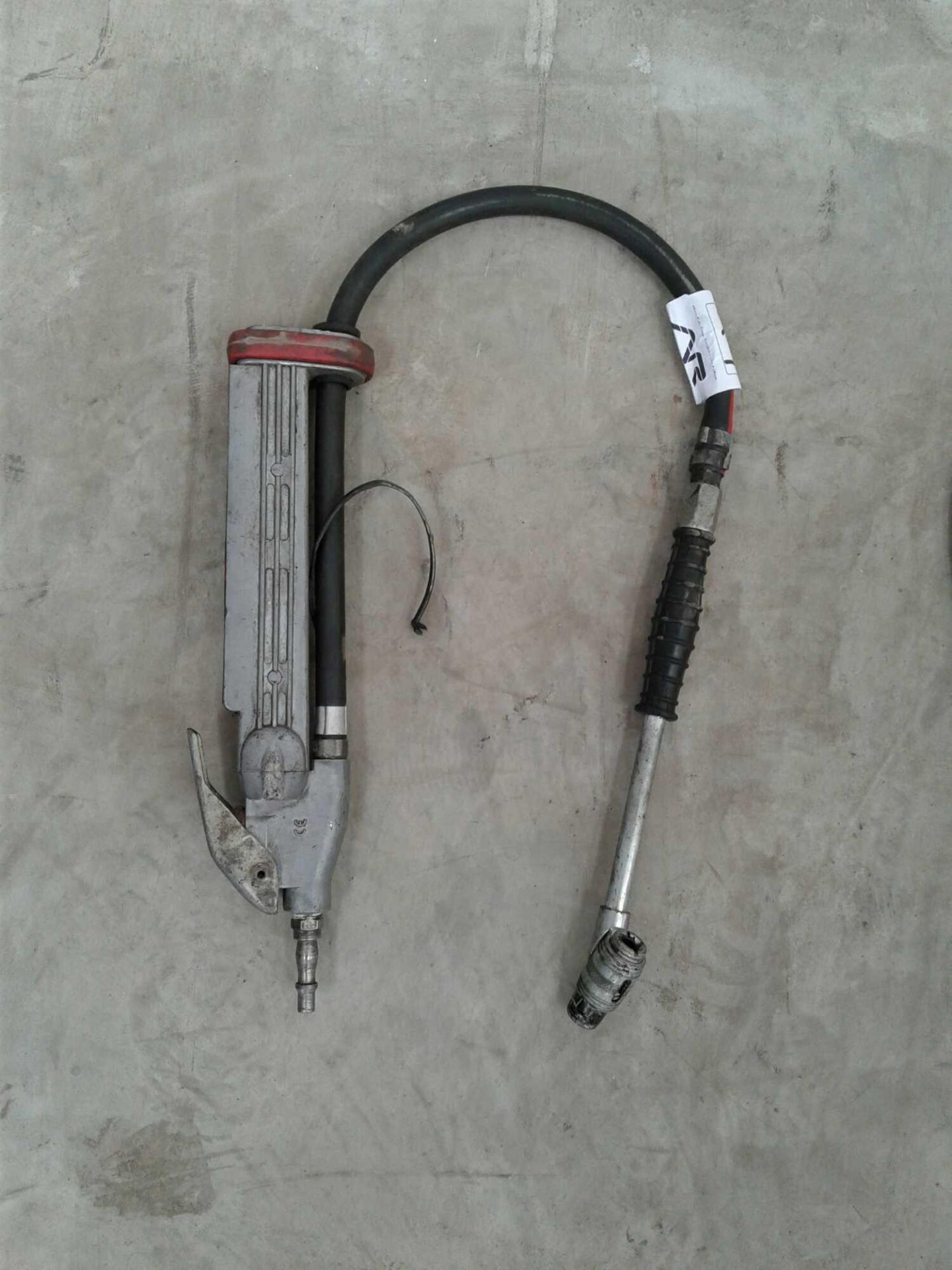 Pneumatic tyre inflator