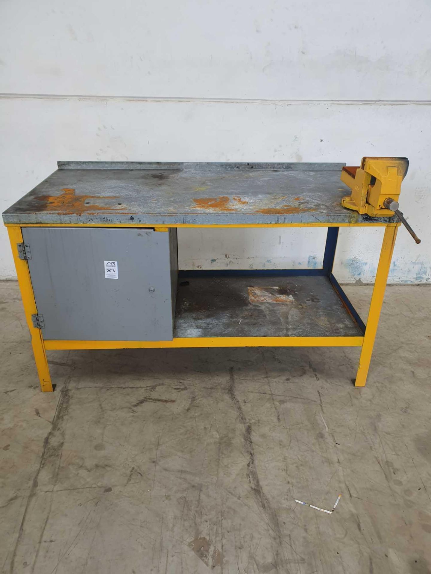 Steal Work bench with vice. H,84cm x l,150cm x w,76cm