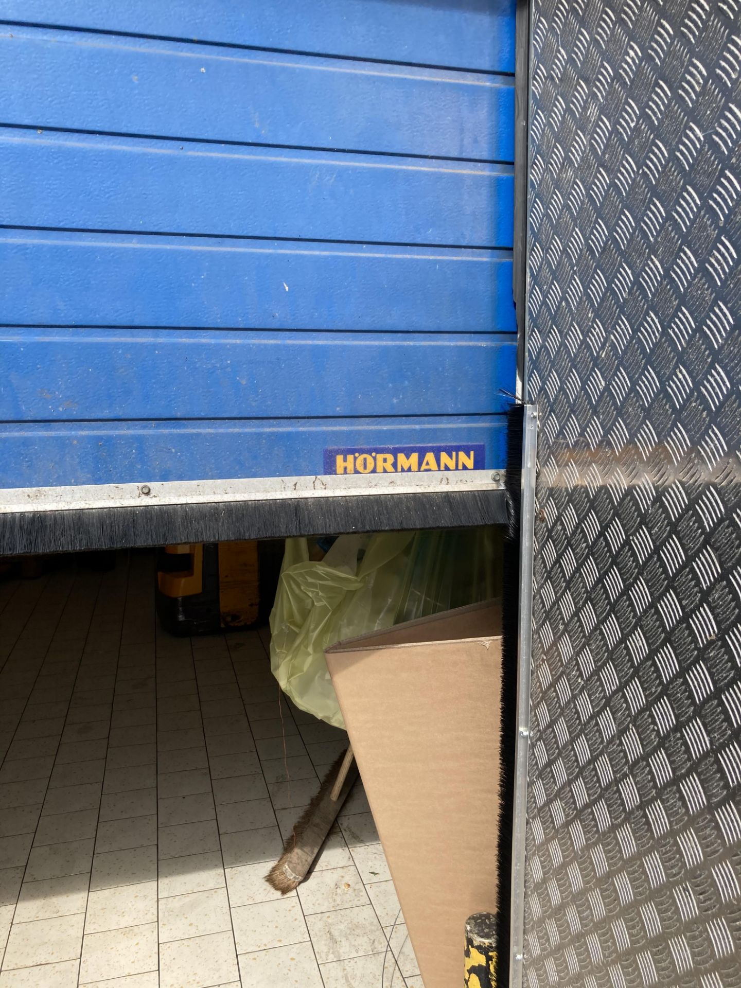 Hormann Sectional Open and Over Loading Bay Access Door - Bild 2 aus 2