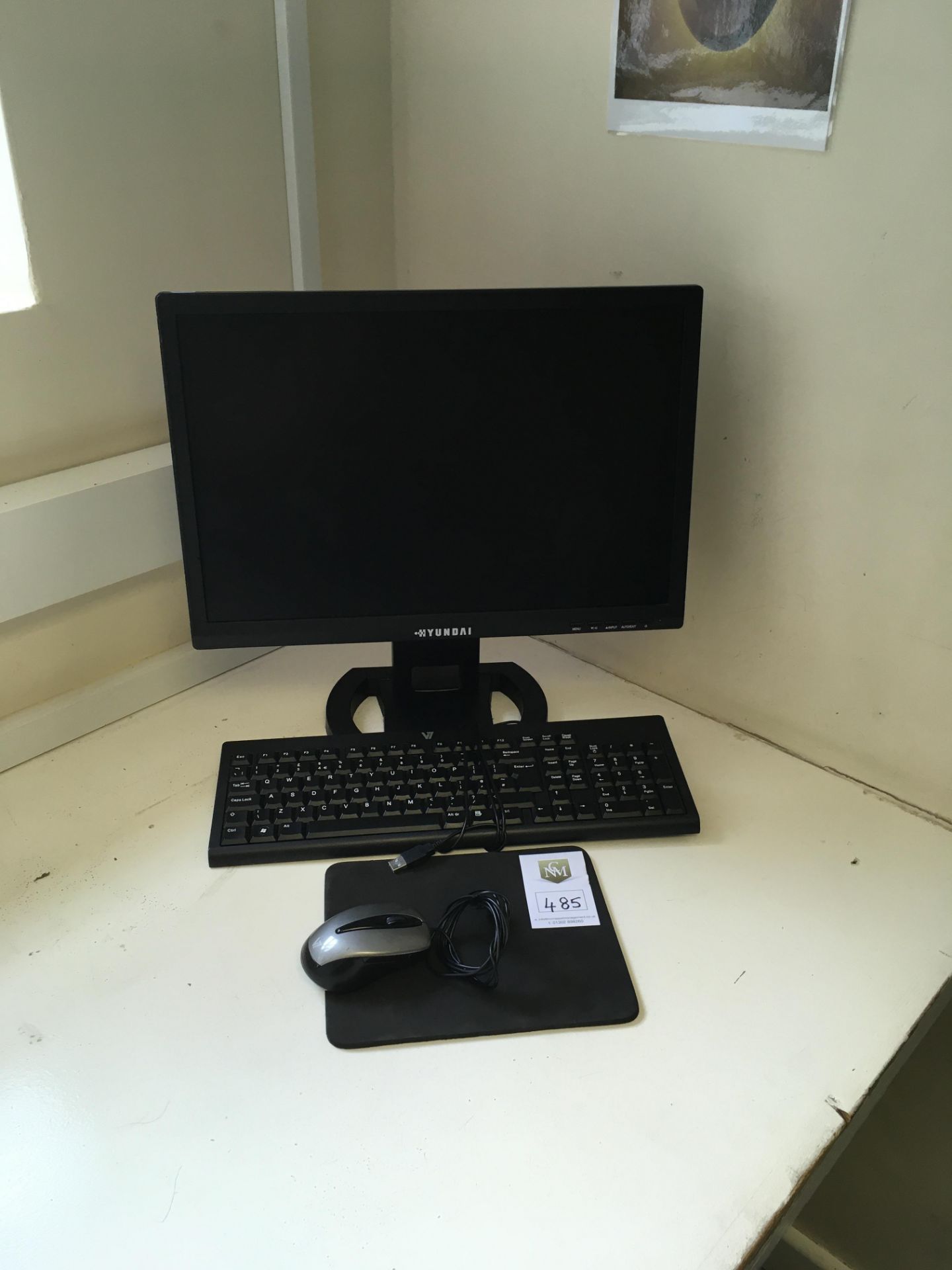 Hyundai P90WV monitor, V7 keyboard, V7 mouse, mouse mat