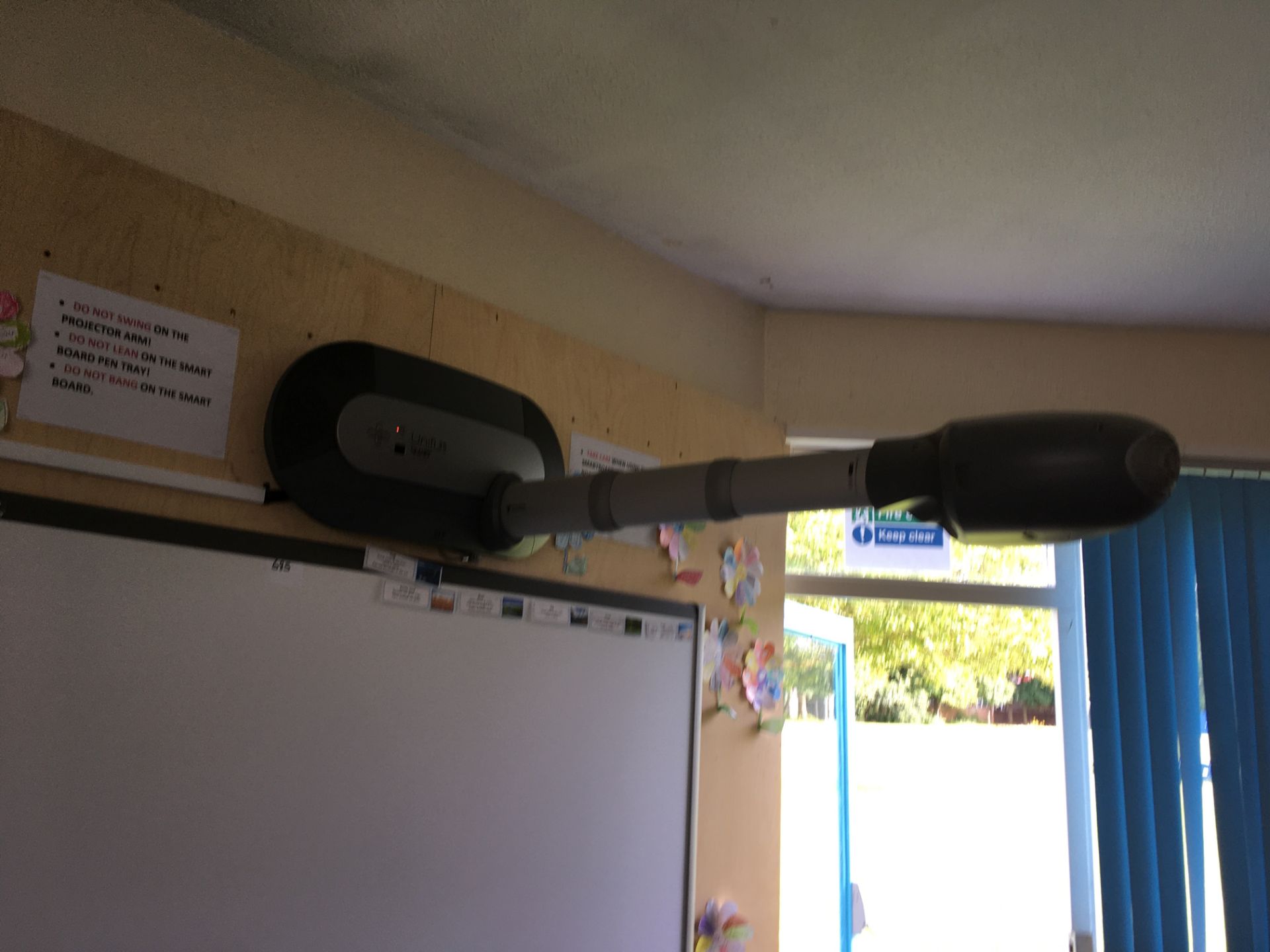 Smart board interactive whiteboard with Smart Unifi 35 projector unit (NO pens) - Image 2 of 2