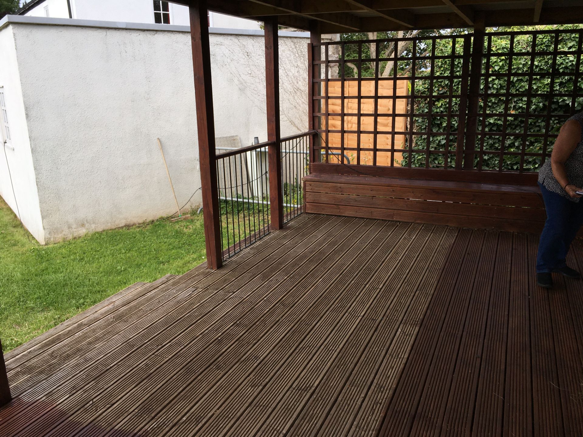 Bespoke timber frame al-fresco dining area with lattice panels to side walls, tubular steel railings - Image 5 of 5