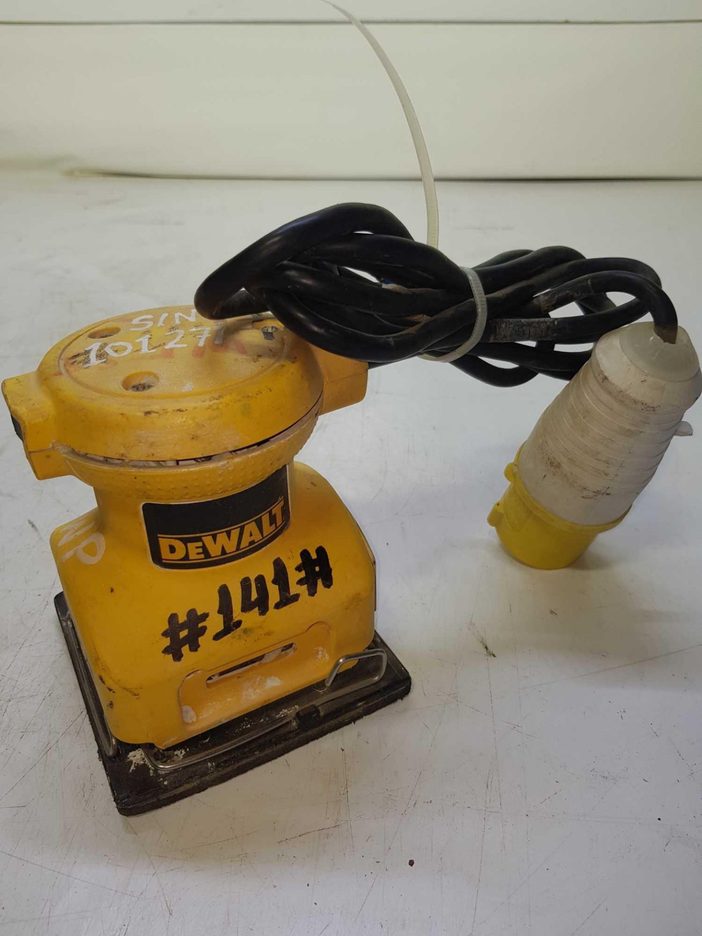 Dewault 110v hand held orbital sander