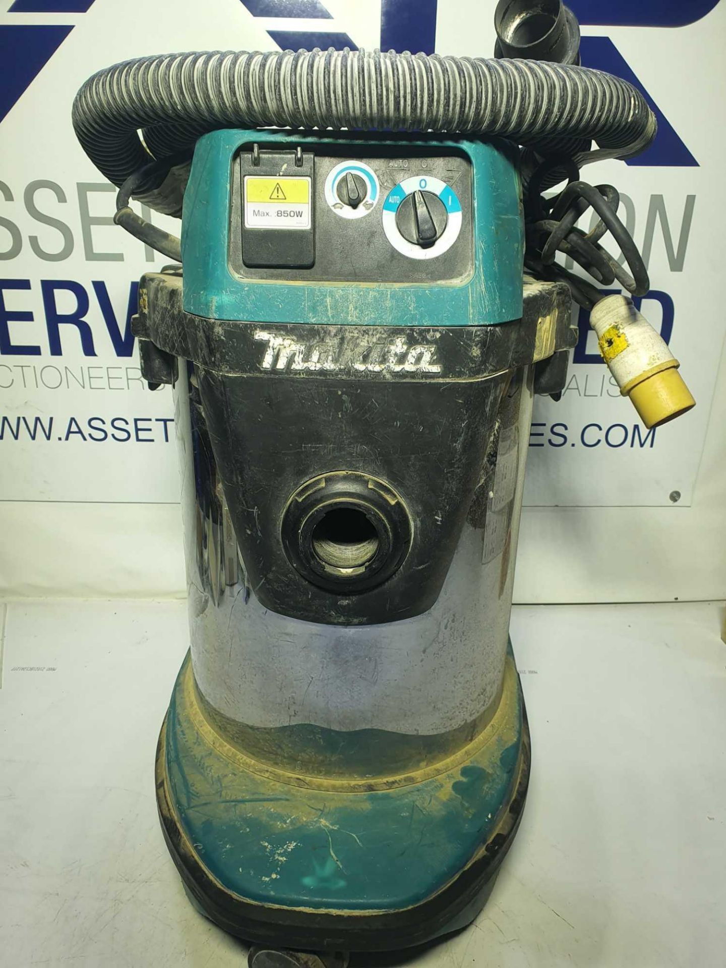 Makita 110v vacuum with hose