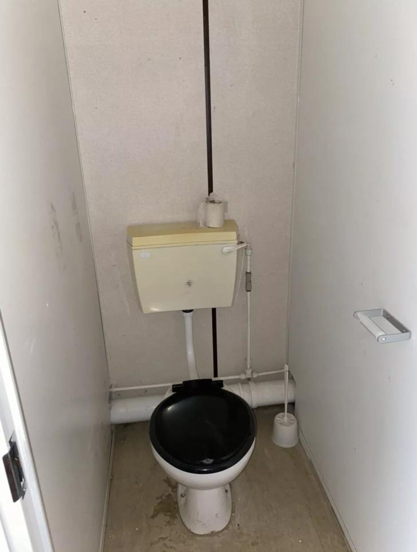 Bay Toilet Block 21ft - Image 6 of 9