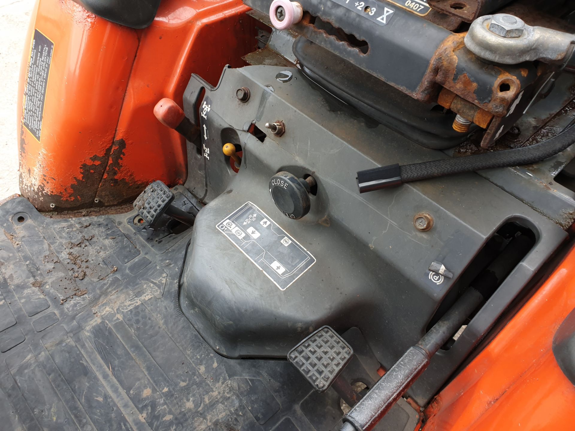 Kubota B1700 HST Compact Tractor - Image 8 of 12