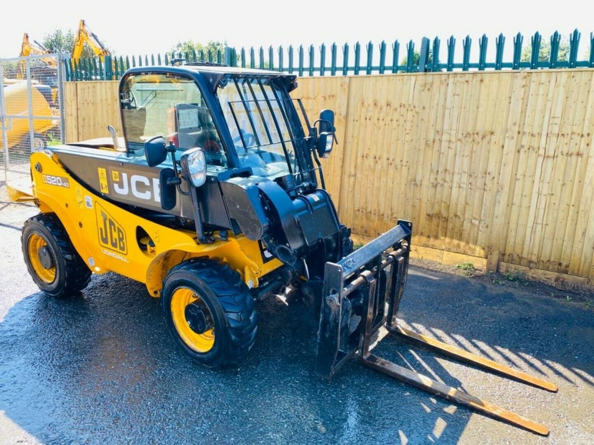 JCB 520-40 4 Wheel Steer Teletruk / Loadall 2015 - Image 2 of 12