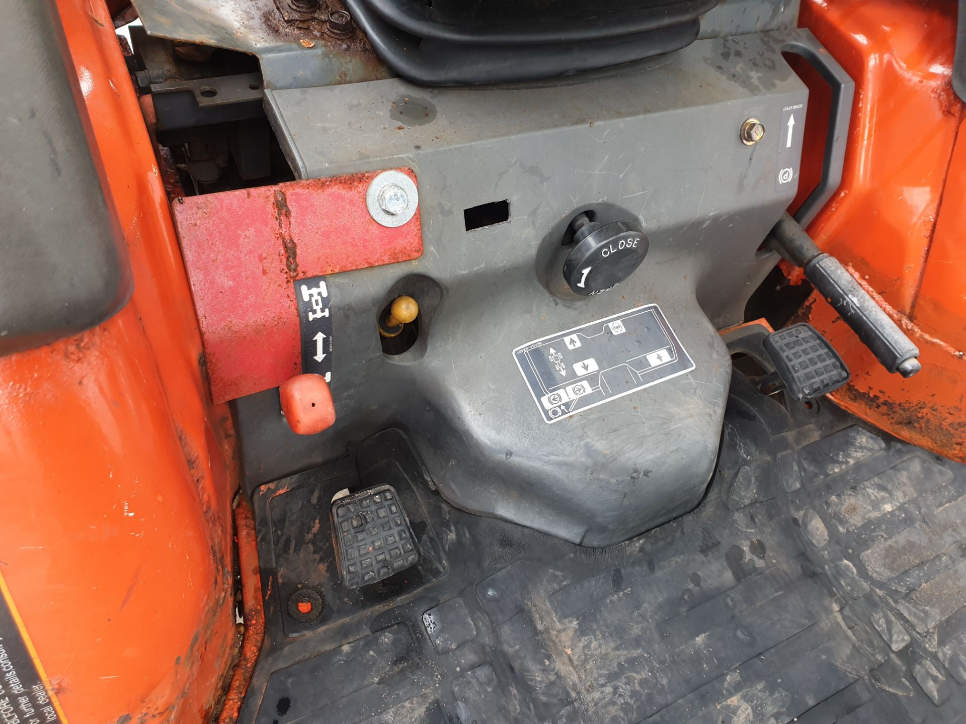 Kubota B1700 HST Compact Tractor - Image 8 of 12