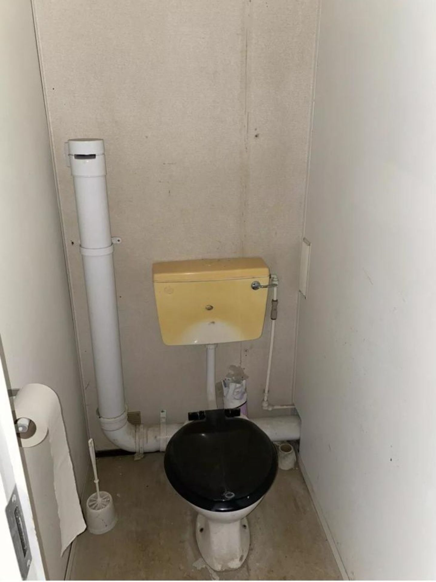 Bay Toilet Block 21ft - Image 7 of 9