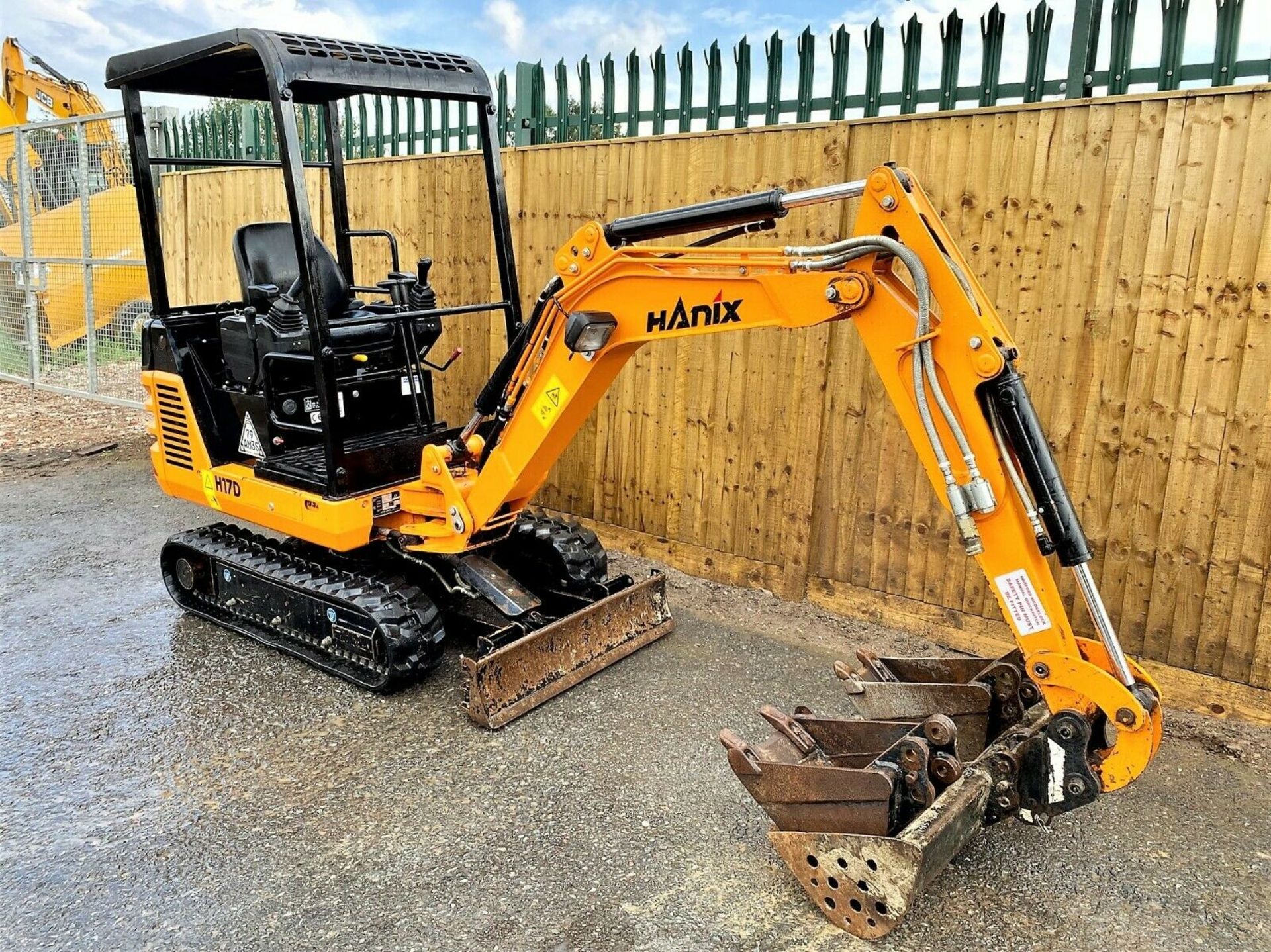 Hanix H17D Excavator / Digger (2015) - Image 3 of 12