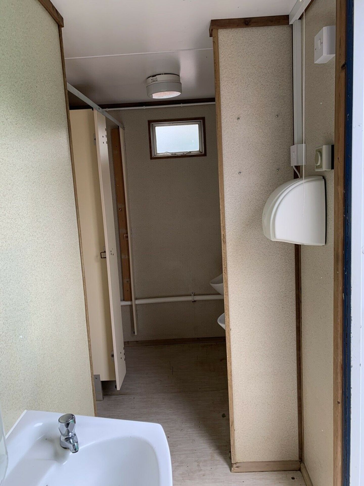 Portable Shower Drying Room With Toilets - Image 7 of 11