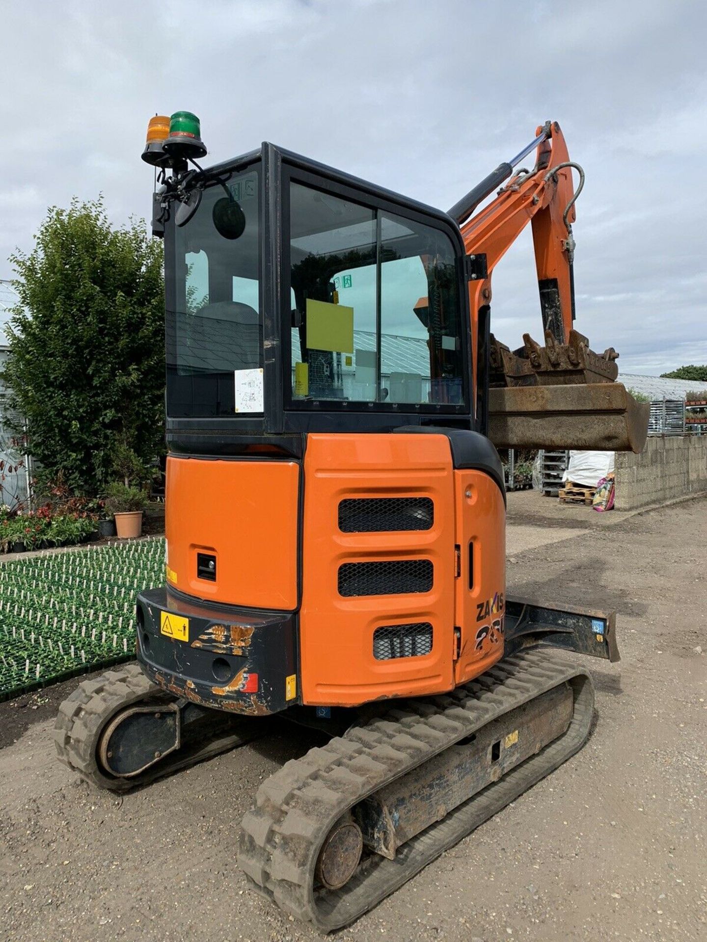 Hitachi 26U Mini Digger - Image 5 of 7