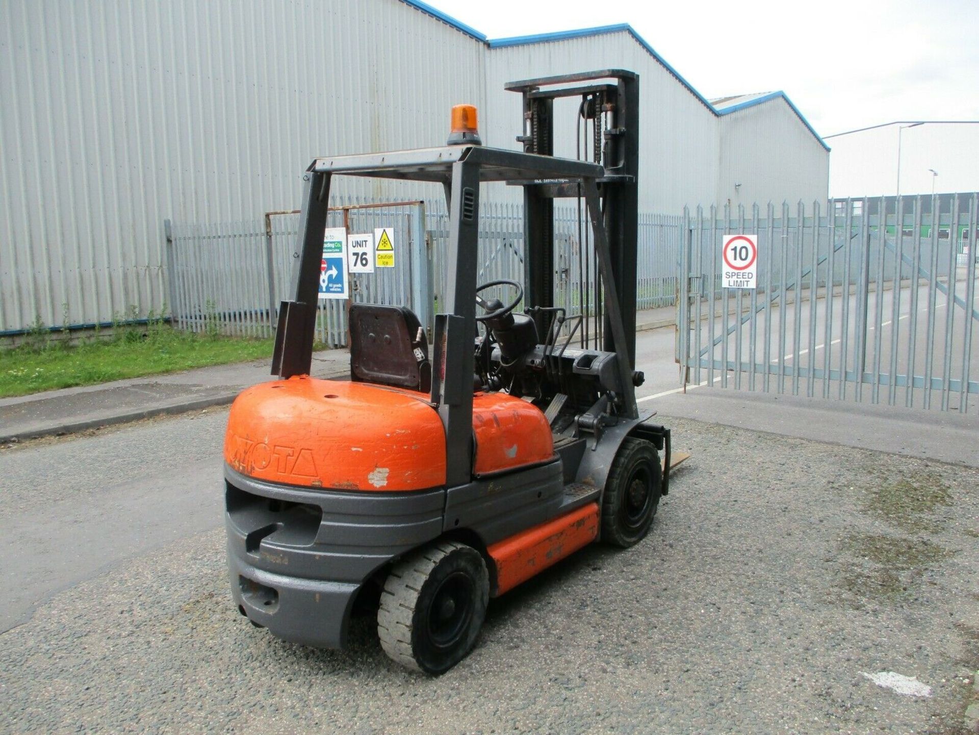 Toyota 6FD25 Forklift 2.5 Ton. Toyota diesel engineSideshiftIn daily useWeighs about 4000 kg - Image 5 of 9