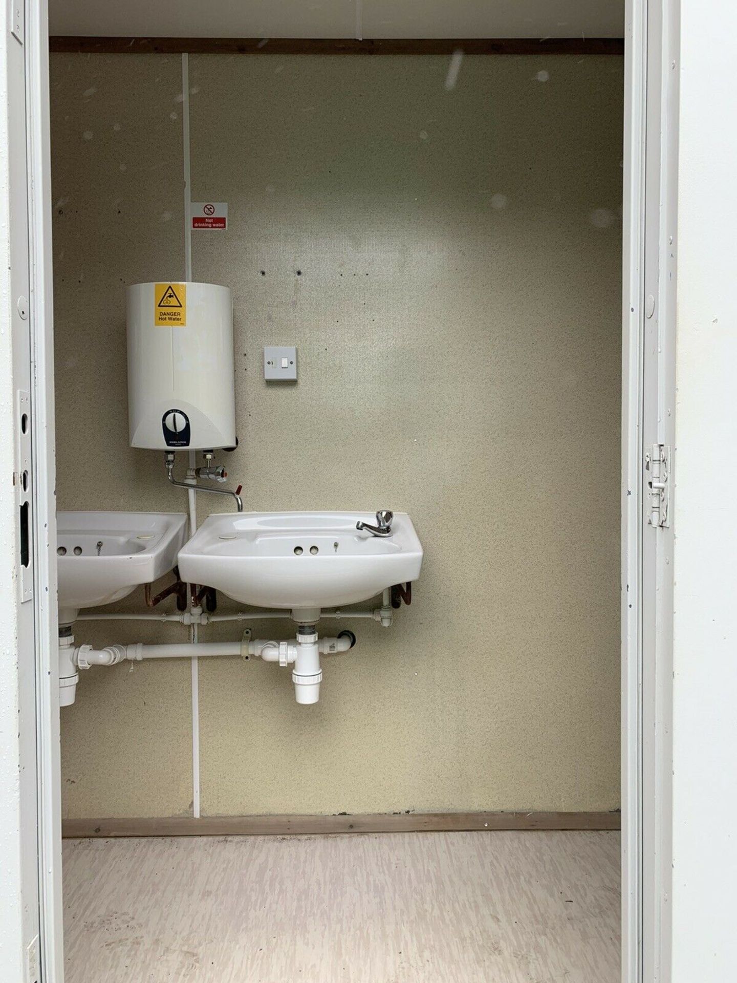 Portable Shower Drying Room With Toilets - Image 6 of 11